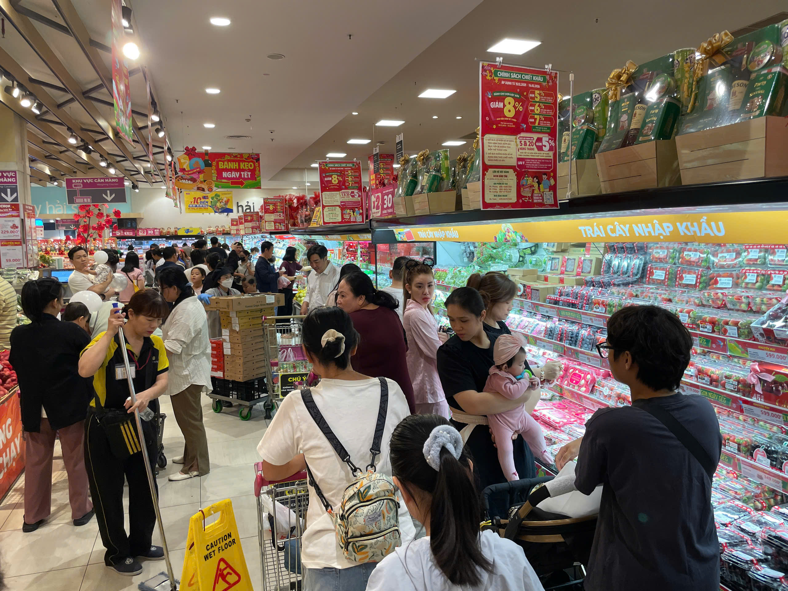 Siêu thị ở TP.HCM tung khuyến mãi ồ ạt, người dân tranh thủ sắm Tết sớm - 19