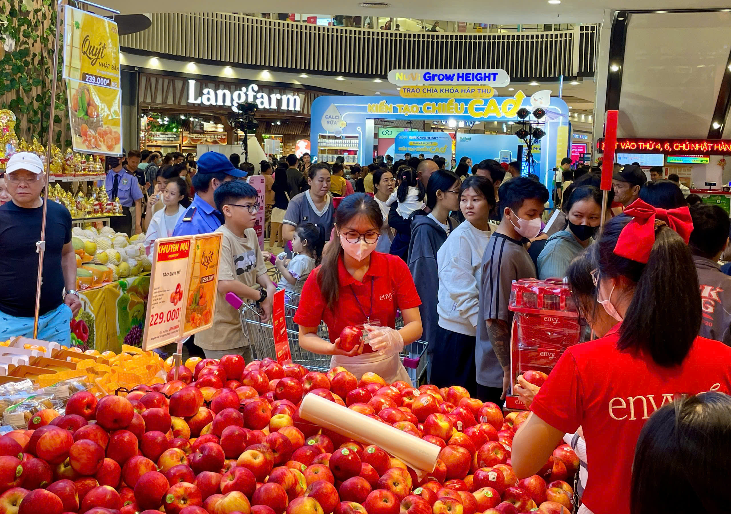 Siêu thị ở TP.HCM tung khuyến mãi ồ ạt, người dân tranh thủ sắm Tết sớm - 1