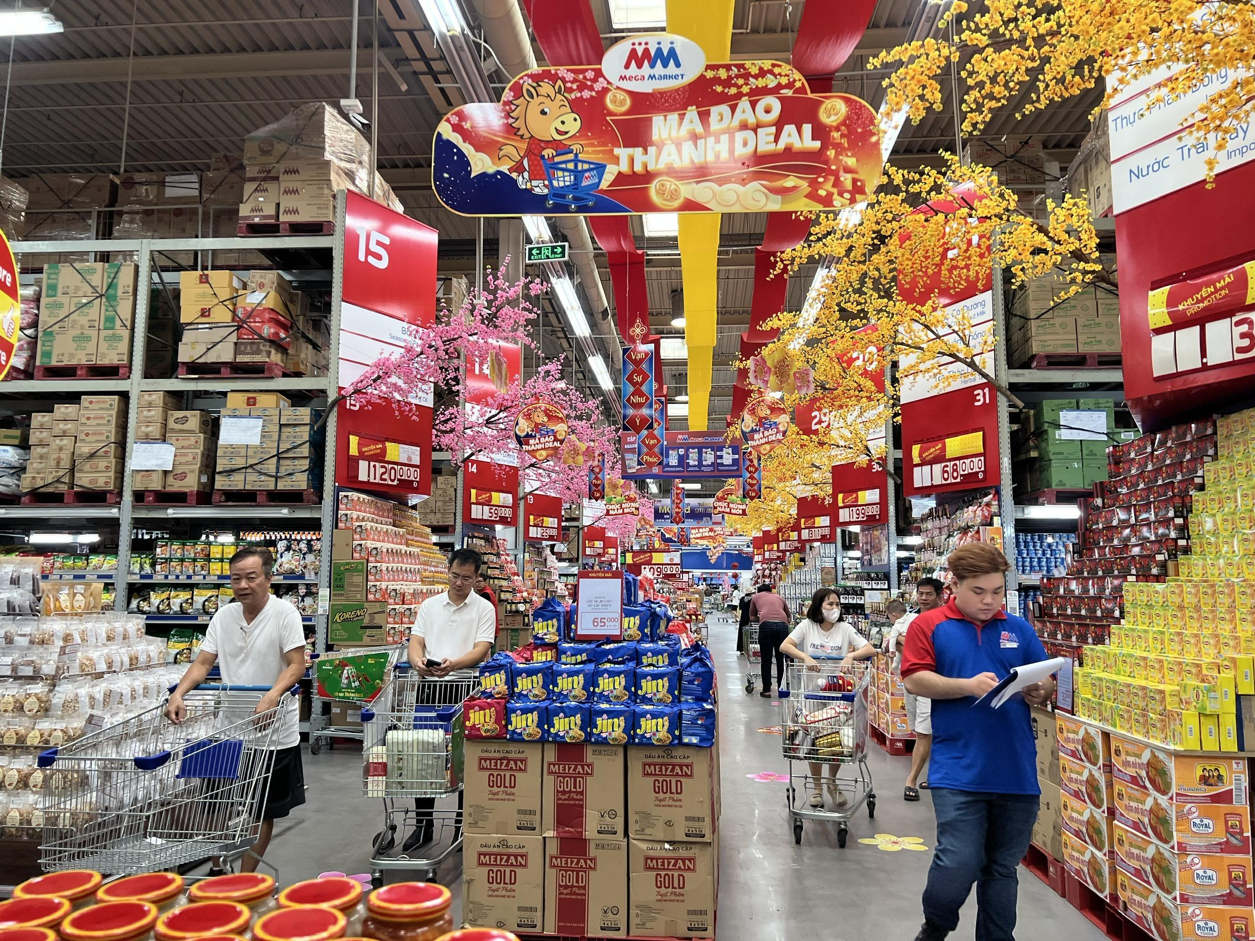Siêu thị ở TP.HCM tung khuyến mãi ồ ạt, người dân tranh thủ sắm Tết sớm - 11