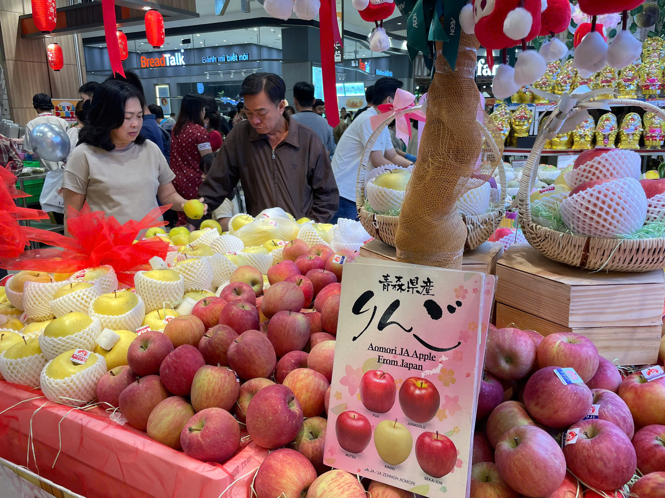 Siêu thị ở TP.HCM tung khuyến mãi ồ ạt, người dân tranh thủ sắm Tết sớm - 4