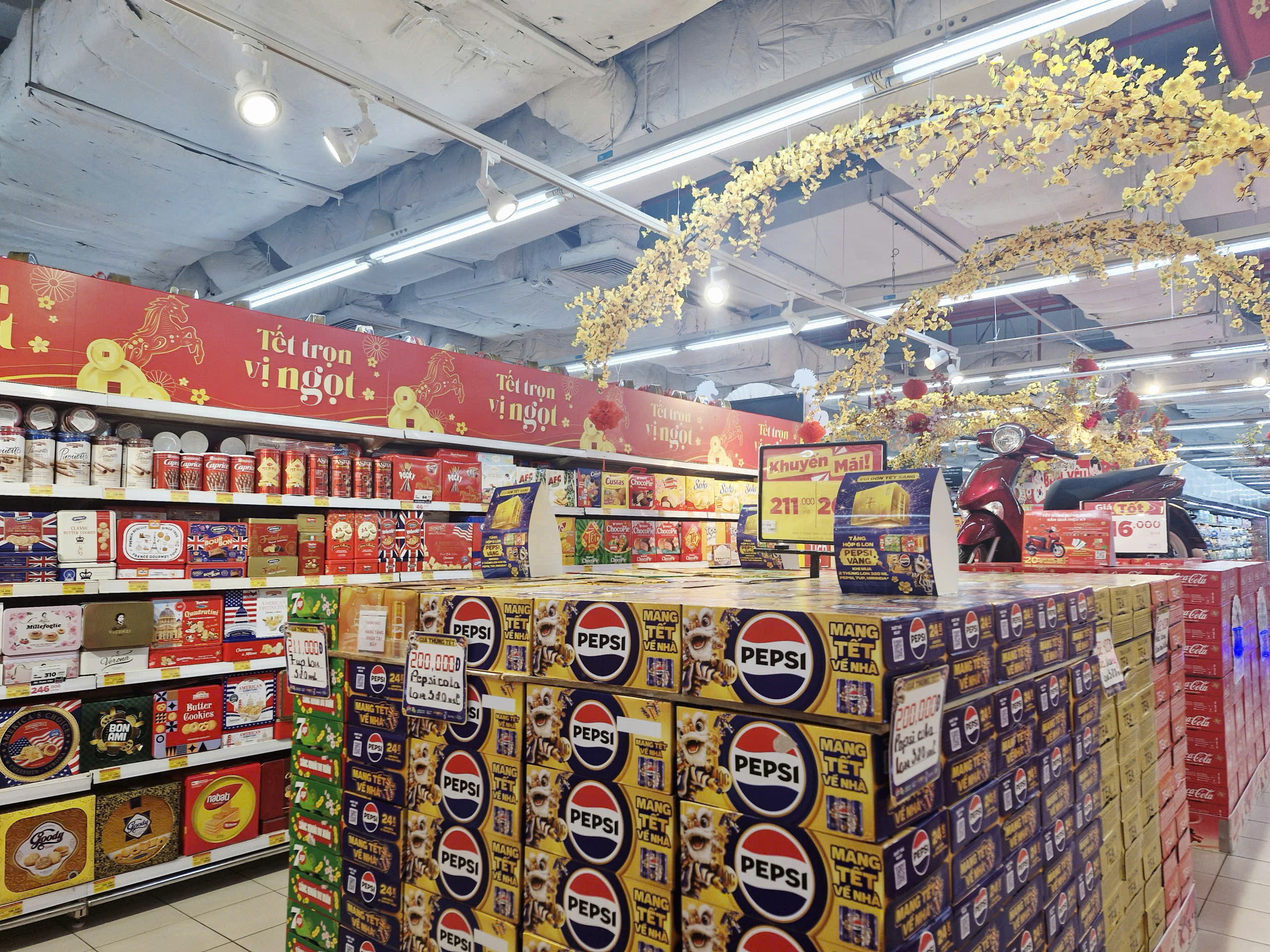 Siêu thị ở TP.HCM tung khuyến mãi ồ ạt, người dân tranh thủ sắm Tết sớm - 10