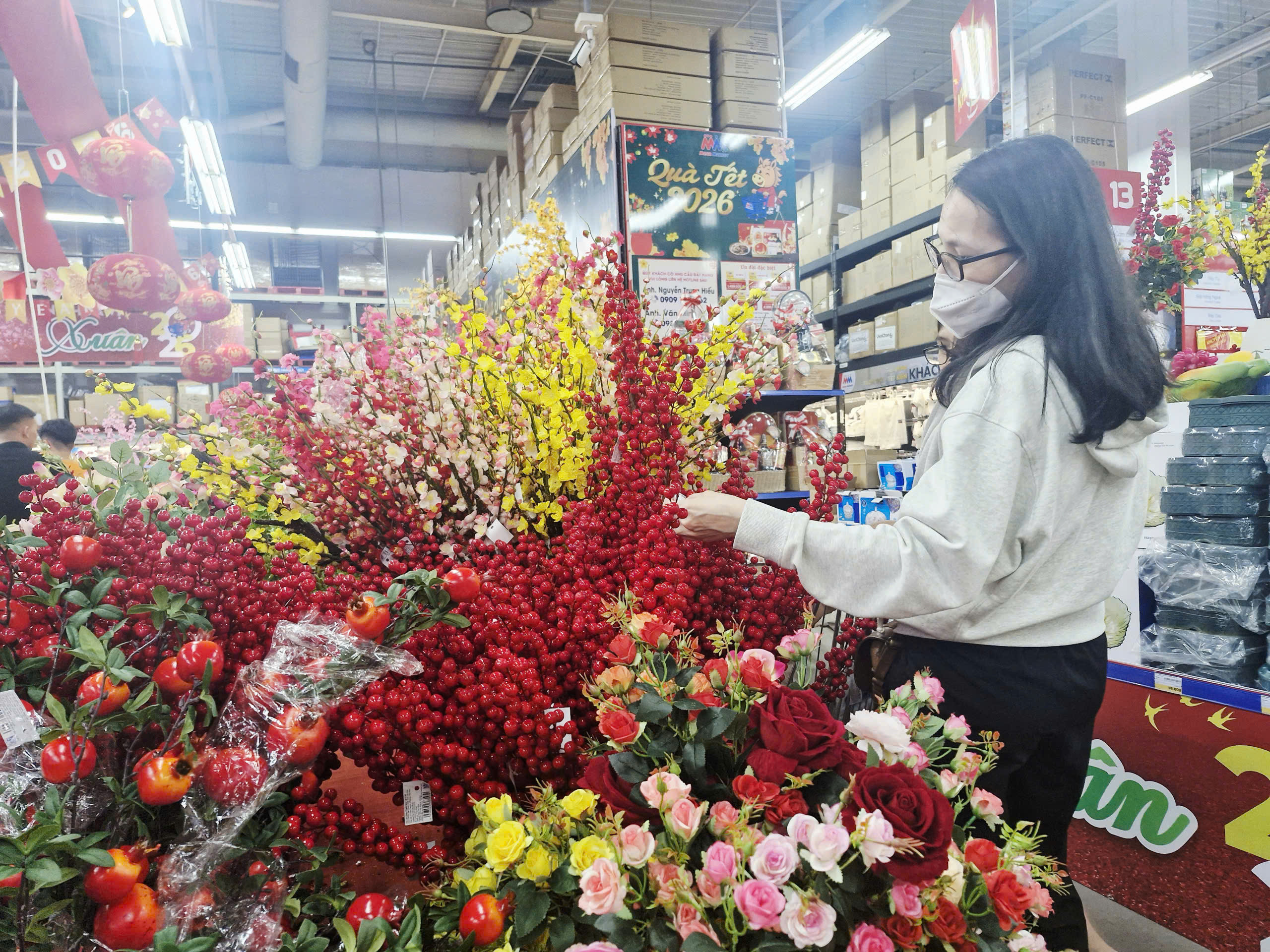 Siêu thị ở TP.HCM tung khuyến mãi ồ ạt, người dân tranh thủ sắm Tết sớm - 14