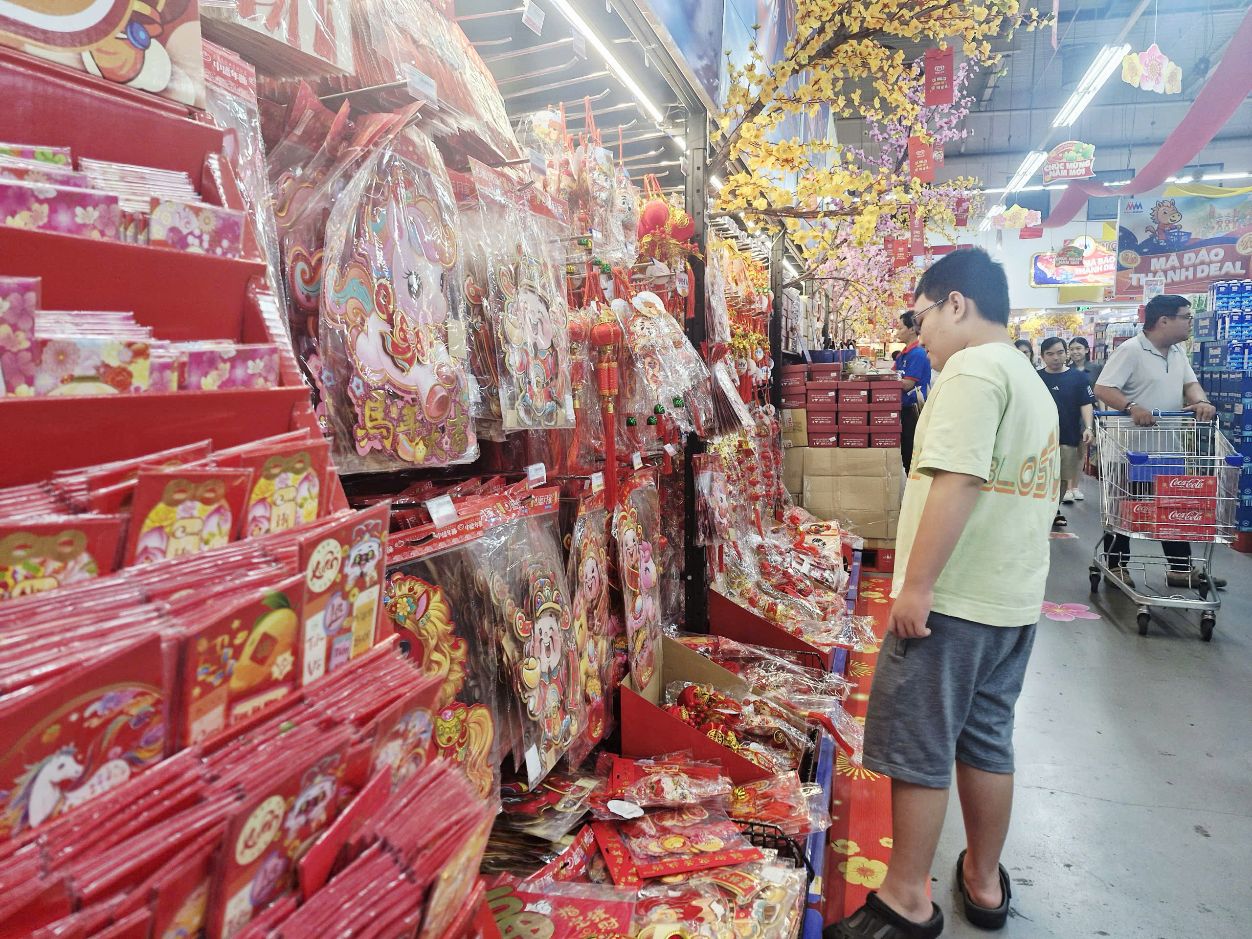 Siêu thị ở TP.HCM tung khuyến mãi ồ ạt, người dân tranh thủ sắm Tết sớm - 13