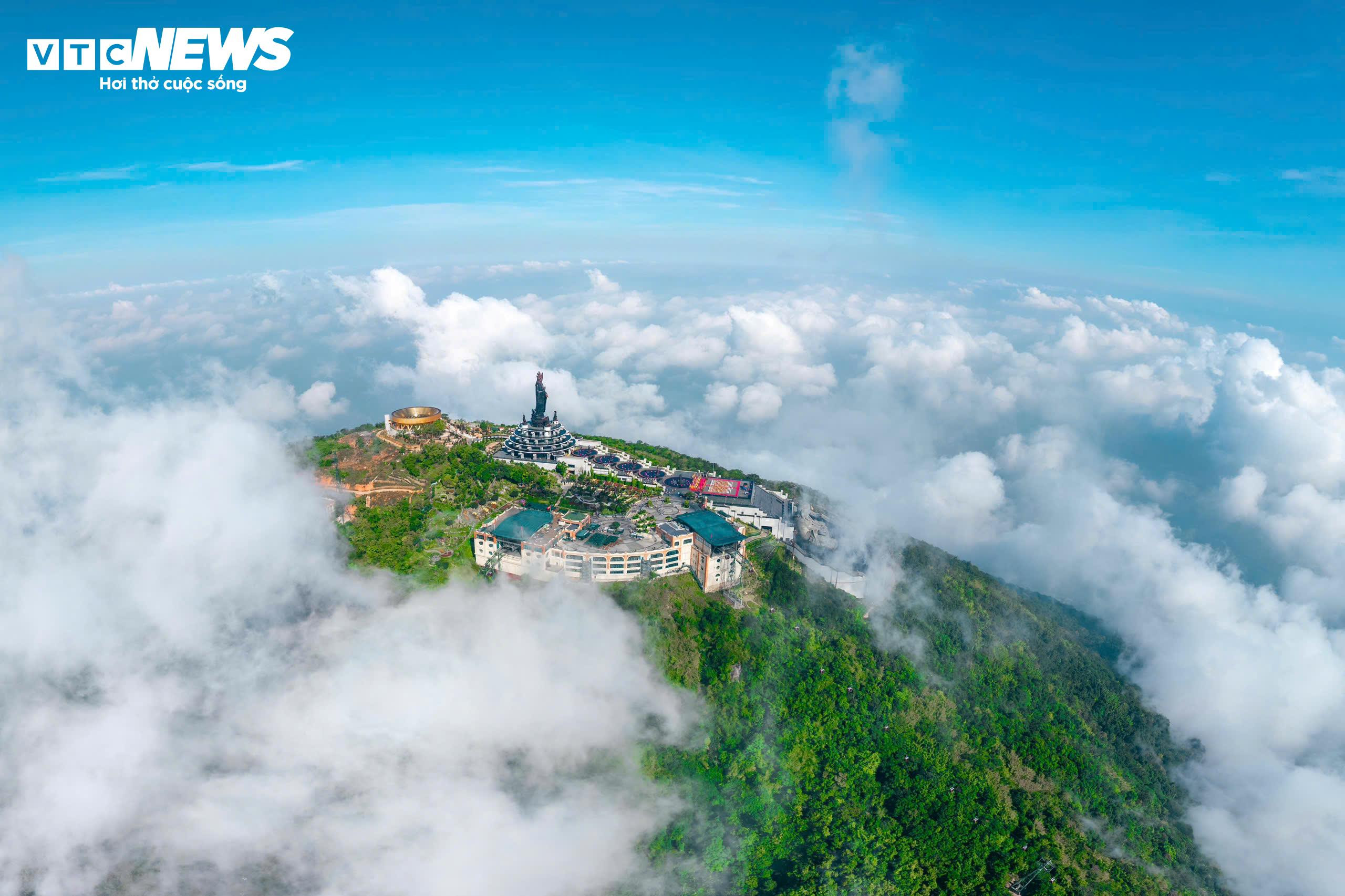 Lên độ cao gần 1.000m xin chữ ông đồ, chụp hình Tết - 1