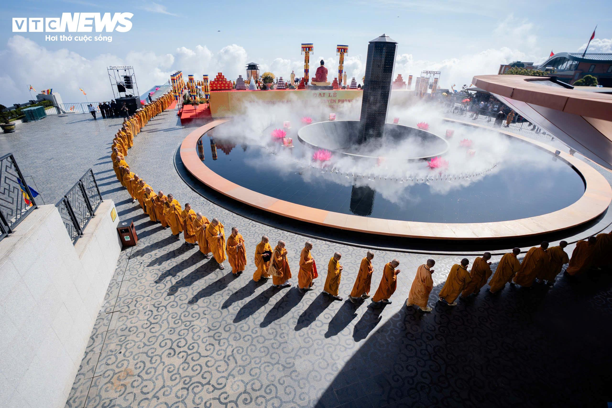 Lên độ cao gần 1.000m xin chữ ông đồ, chụp hình Tết - 17