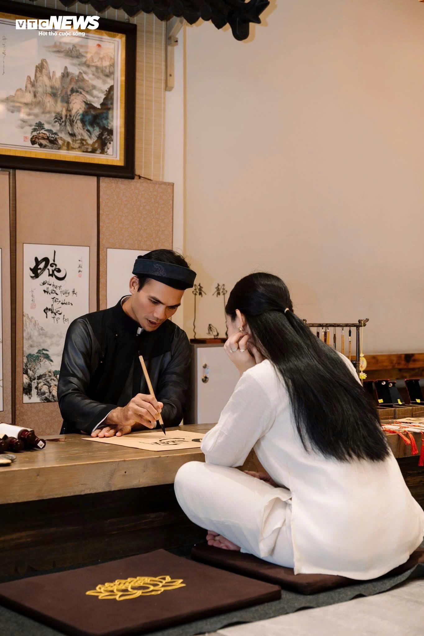 Lên độ cao gần 1.000m xin chữ ông đồ, chụp hình Tết - 5