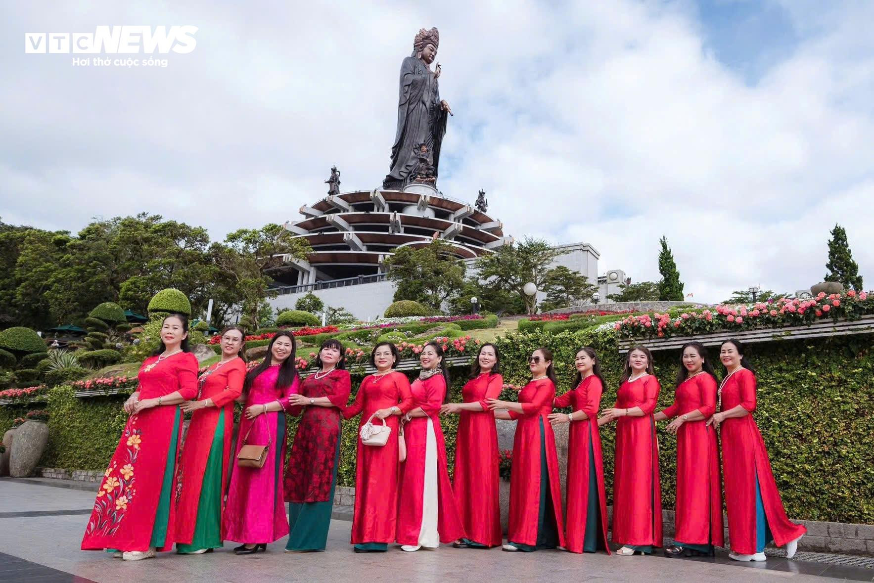 Lên độ cao gần 1.000m xin chữ ông đồ, chụp hình Tết - 10
