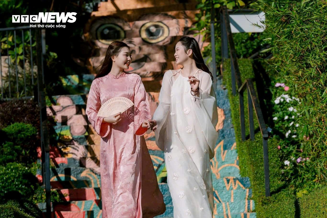 Lên độ cao gần 1.000m xin chữ ông đồ, chụp hình Tết - 12