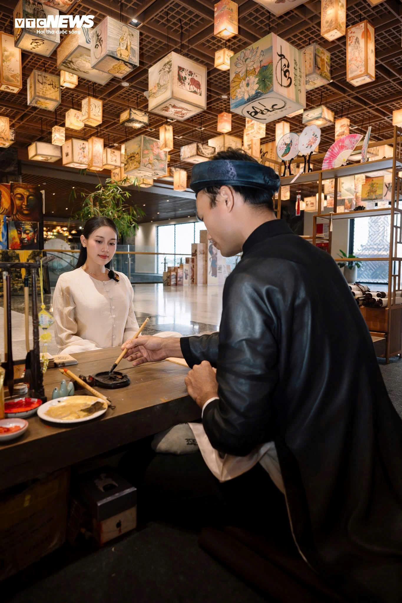 Lên độ cao gần 1.000m xin chữ ông đồ, chụp hình Tết - 4