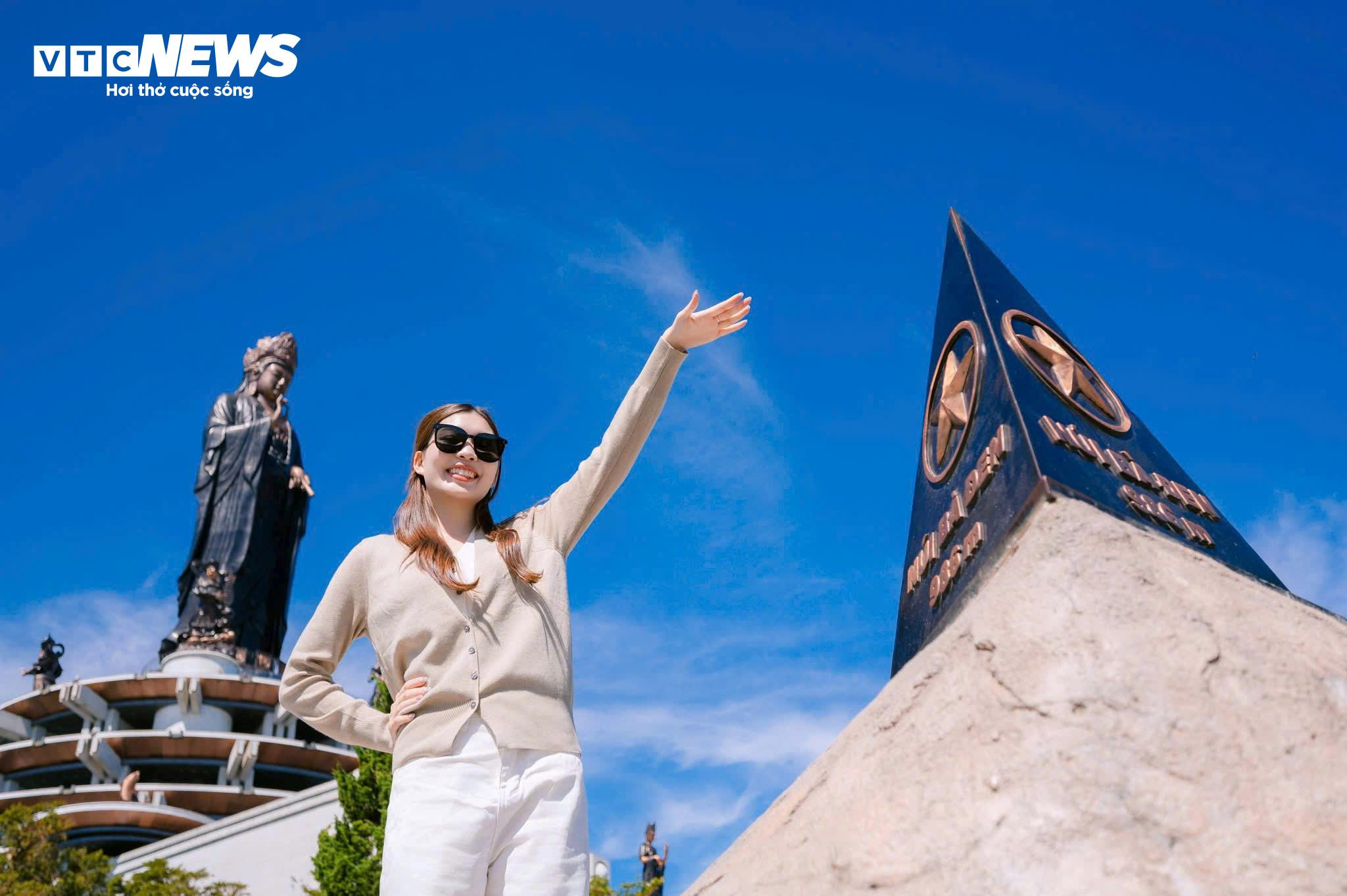 Lên độ cao gần 1.000m xin chữ ông đồ, chụp hình Tết - 15