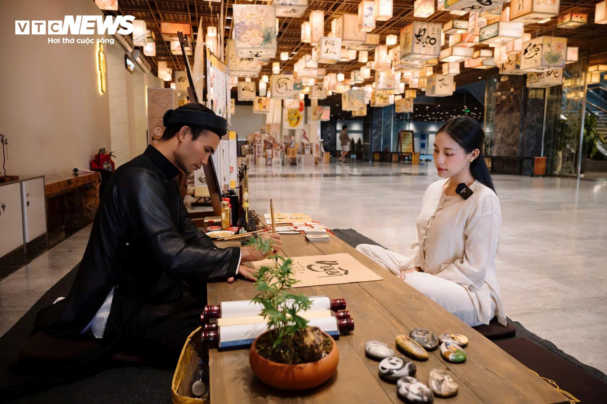 Lên độ cao gần 1.000m xin chữ ông đồ, chụp hình Tết - 3