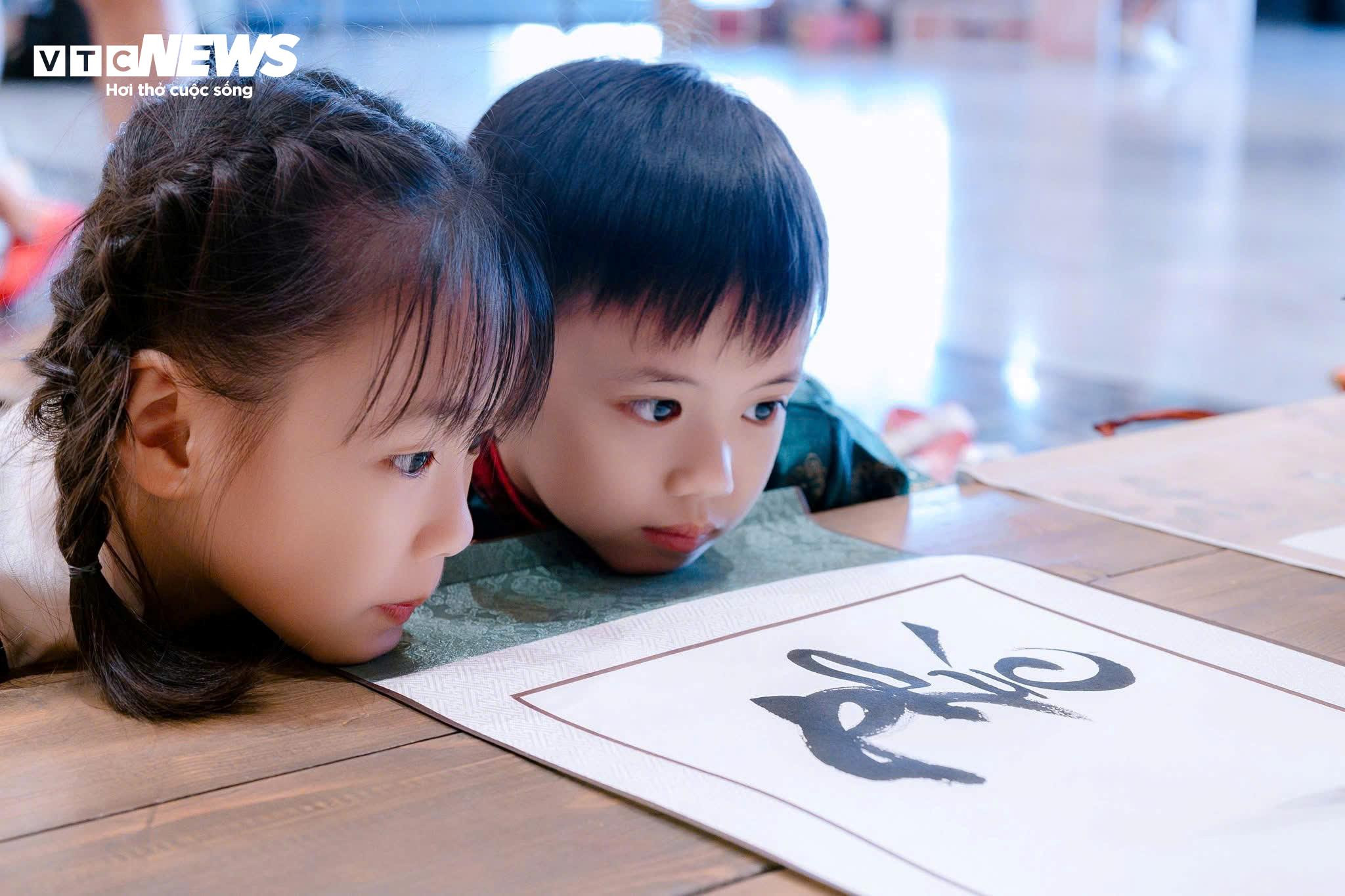 Lên độ cao gần 1.000m xin chữ ông đồ, chụp hình Tết - 8