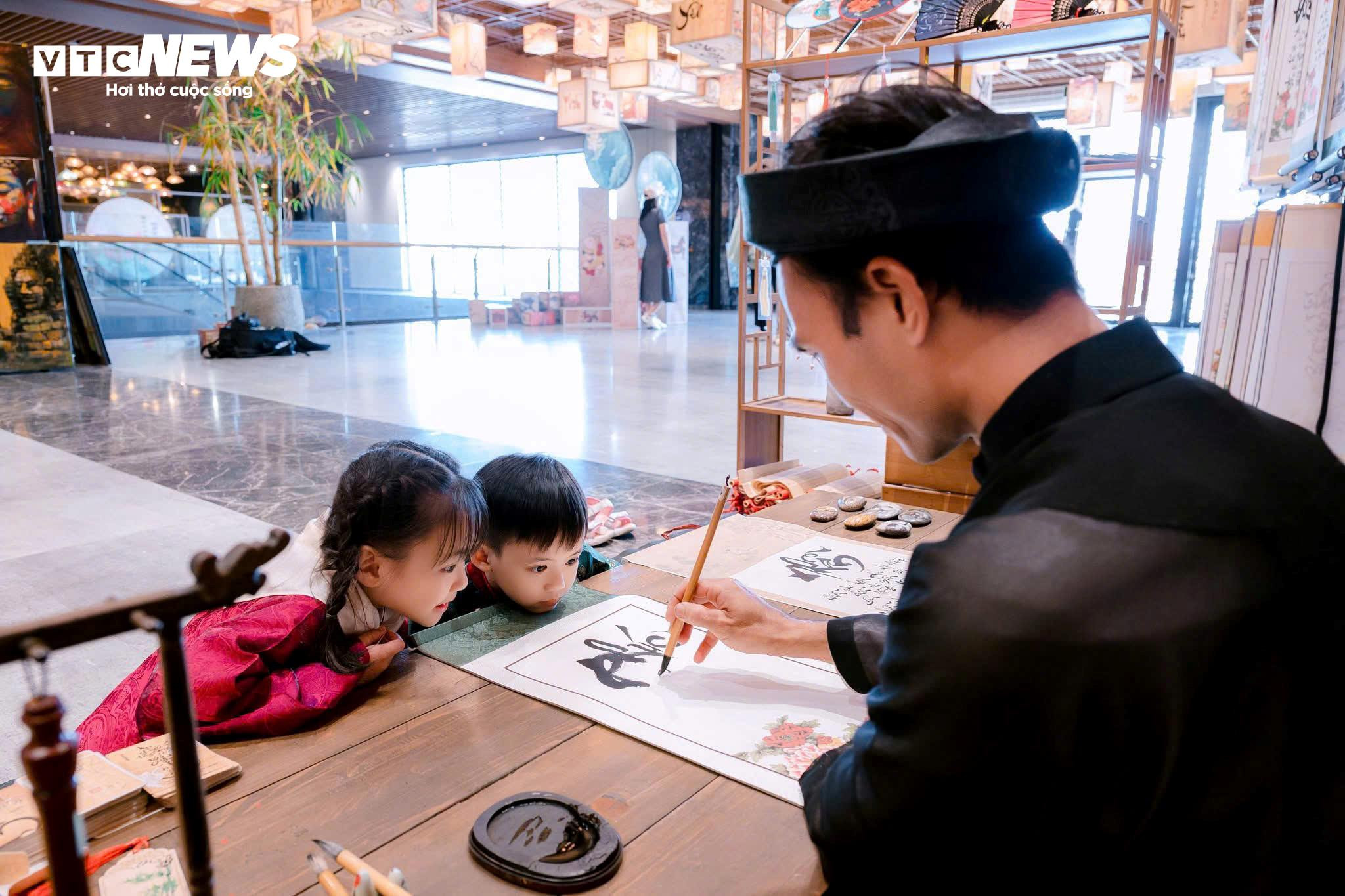 Lên độ cao gần 1.000m xin chữ ông đồ, chụp hình Tết - 6