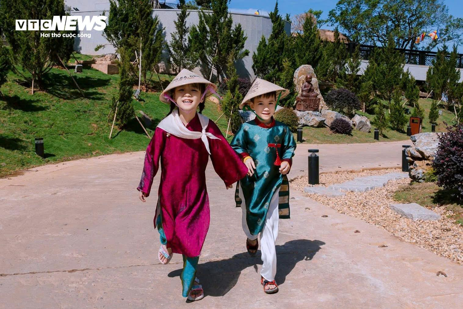 Lên độ cao gần 1.000m xin chữ ông đồ, chụp hình Tết - 9