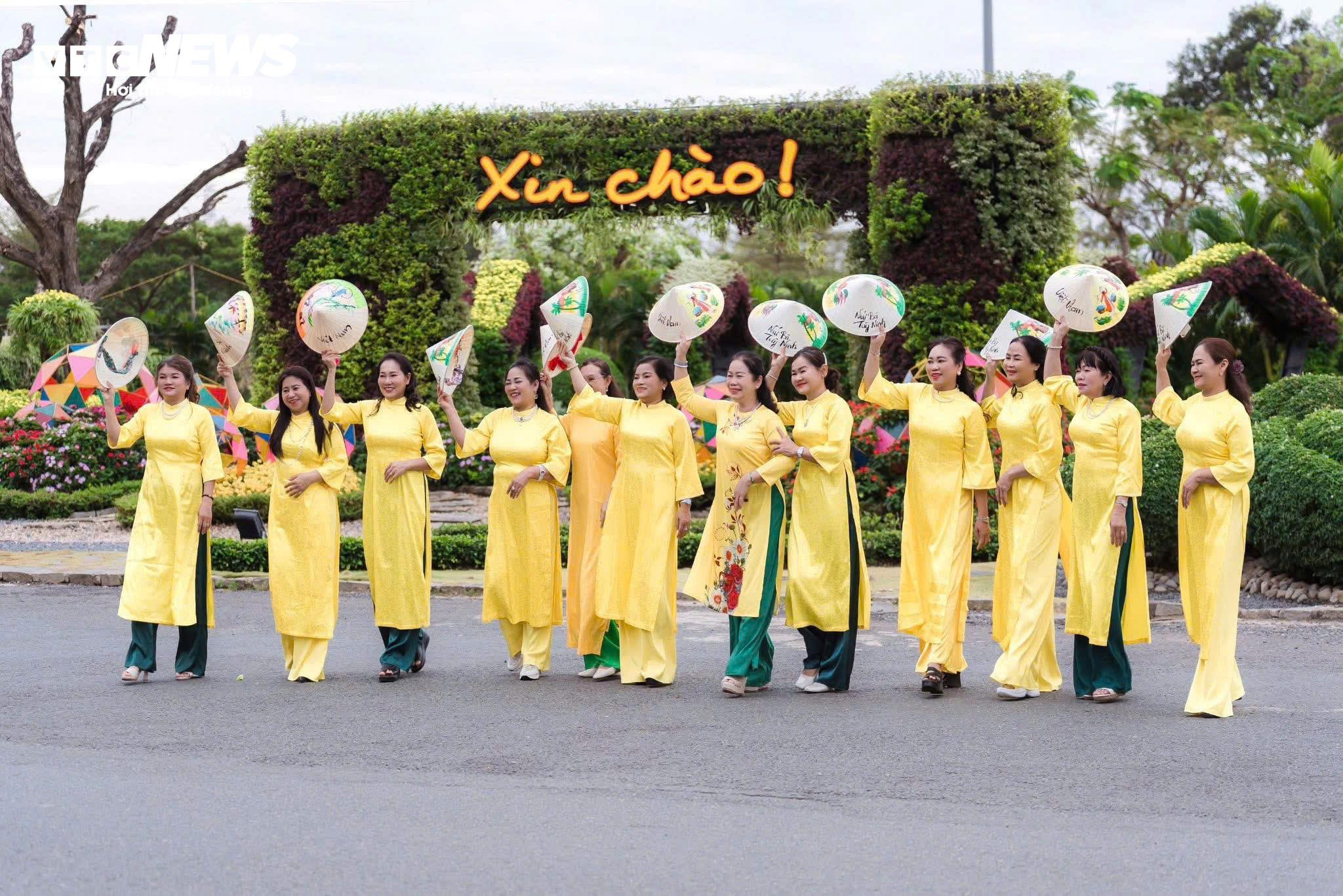 Lên độ cao gần 1.000m xin chữ ông đồ, chụp hình Tết - 11