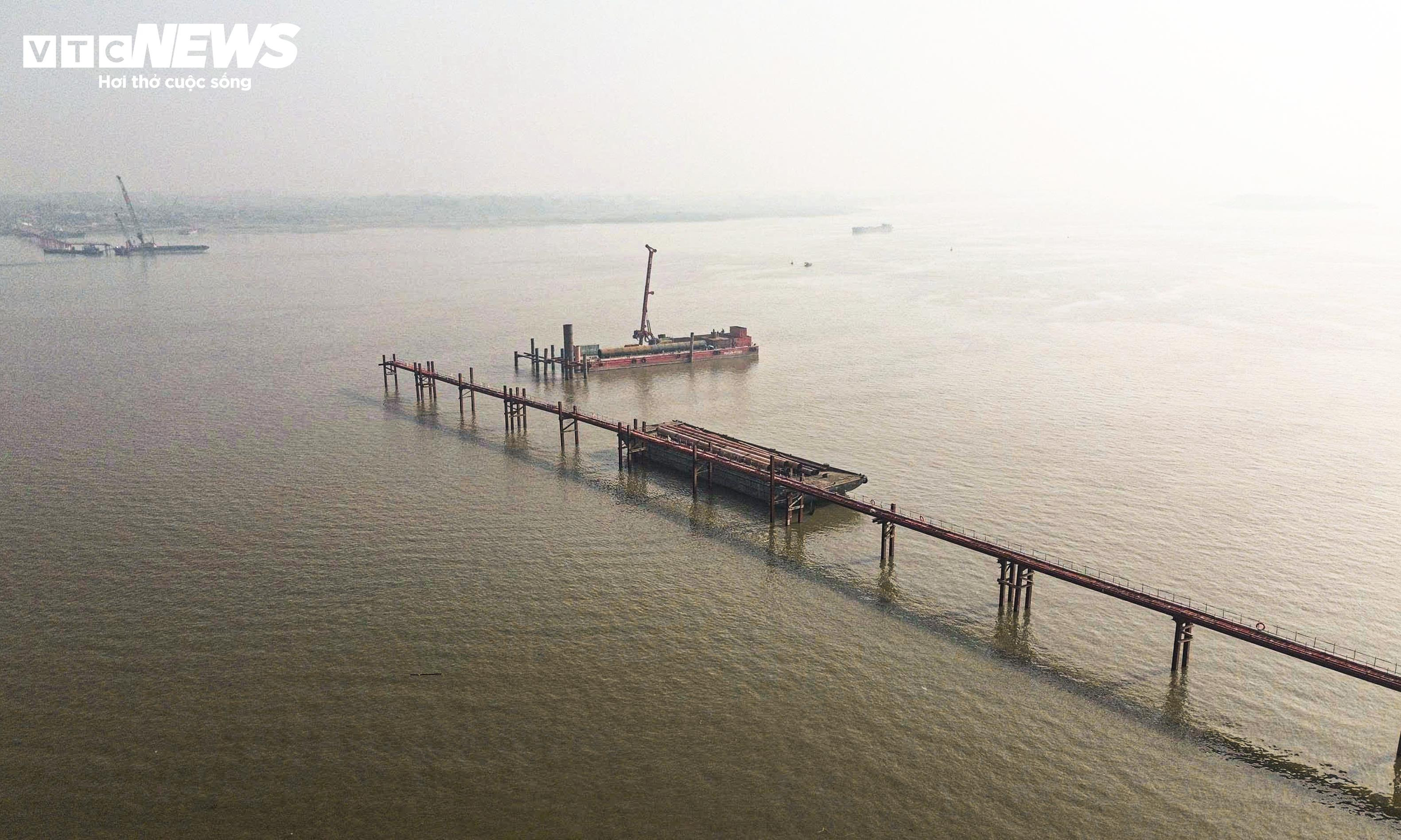 Cận cảnh công trường thi công cầu Thượng Cát hơn 7.300 tỷ đồng bắc qua sông Hồng - 1