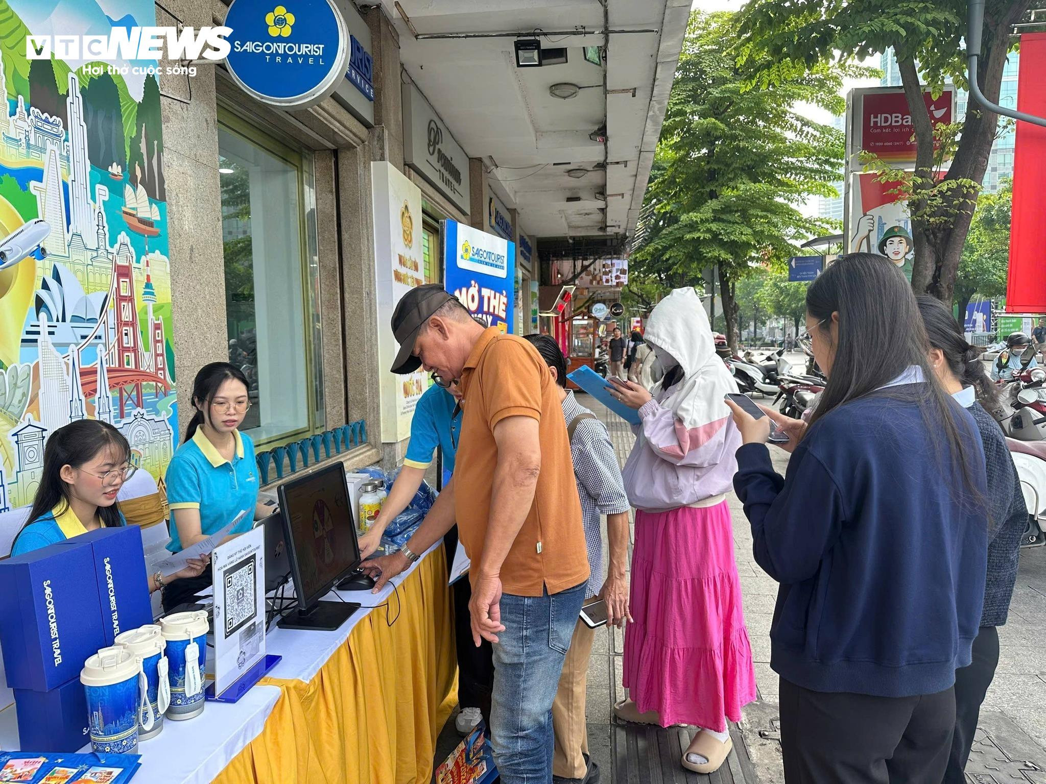 Du lịch Tết nở rộ, hướng dẫn viên bận rộn xuyên tuần - 1
