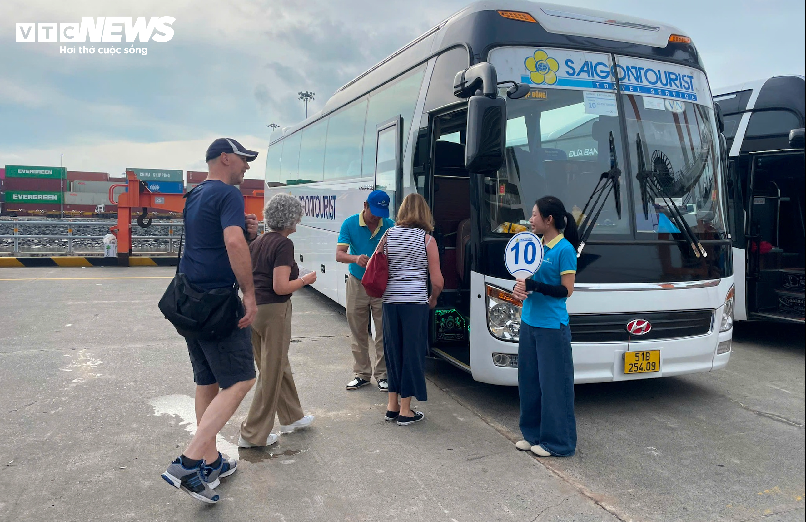 Du lịch Tết nở rộ, hướng dẫn viên bận rộn xuyên tuần - 4