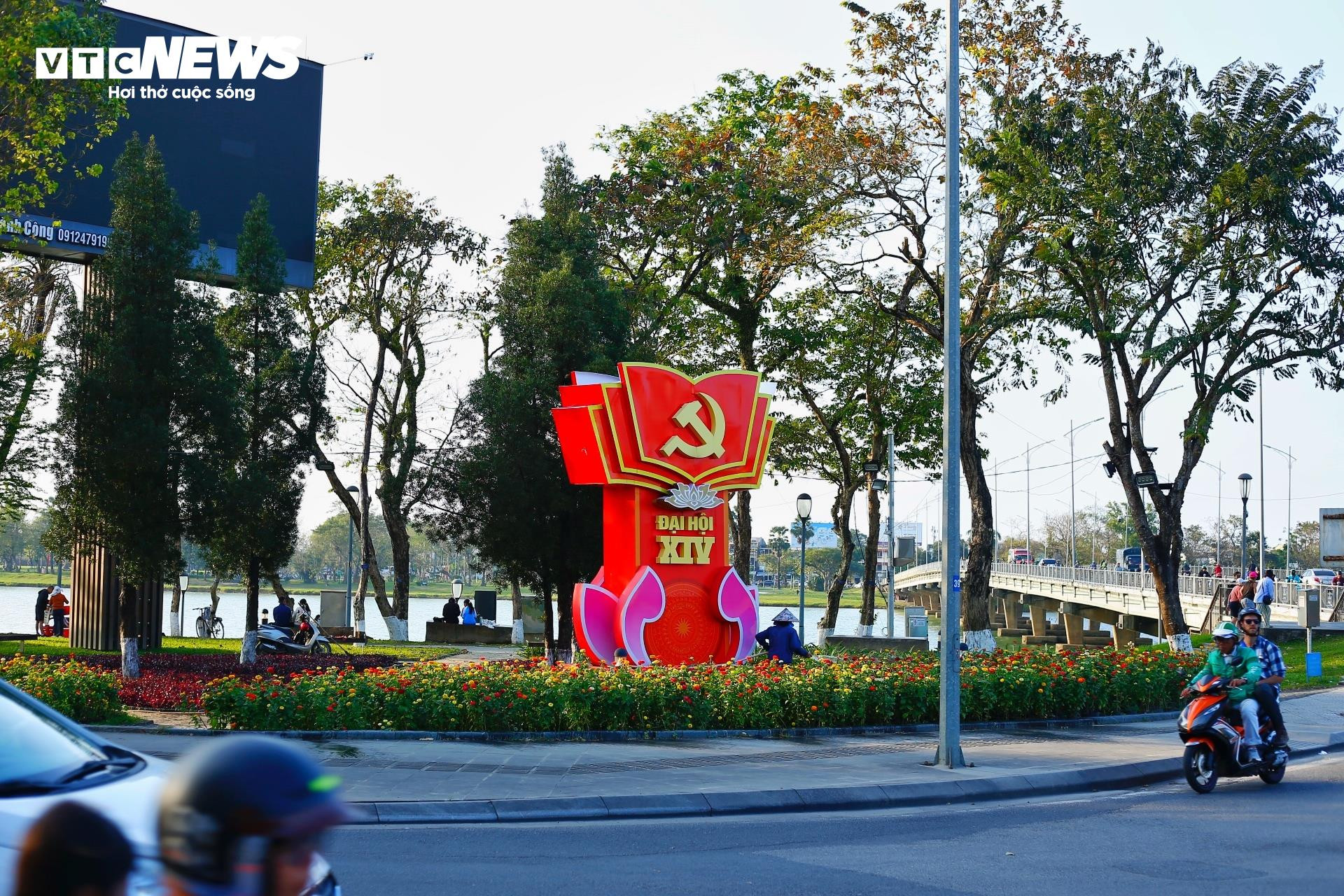 TP Huế rực rỡ cờ hoa chào mừng Đại hội XIV của Đảng - 8