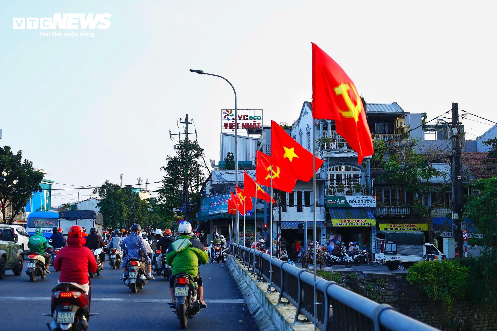 TP Huế rực rỡ cờ hoa chào mừng Đại hội XIV của Đảng - 1