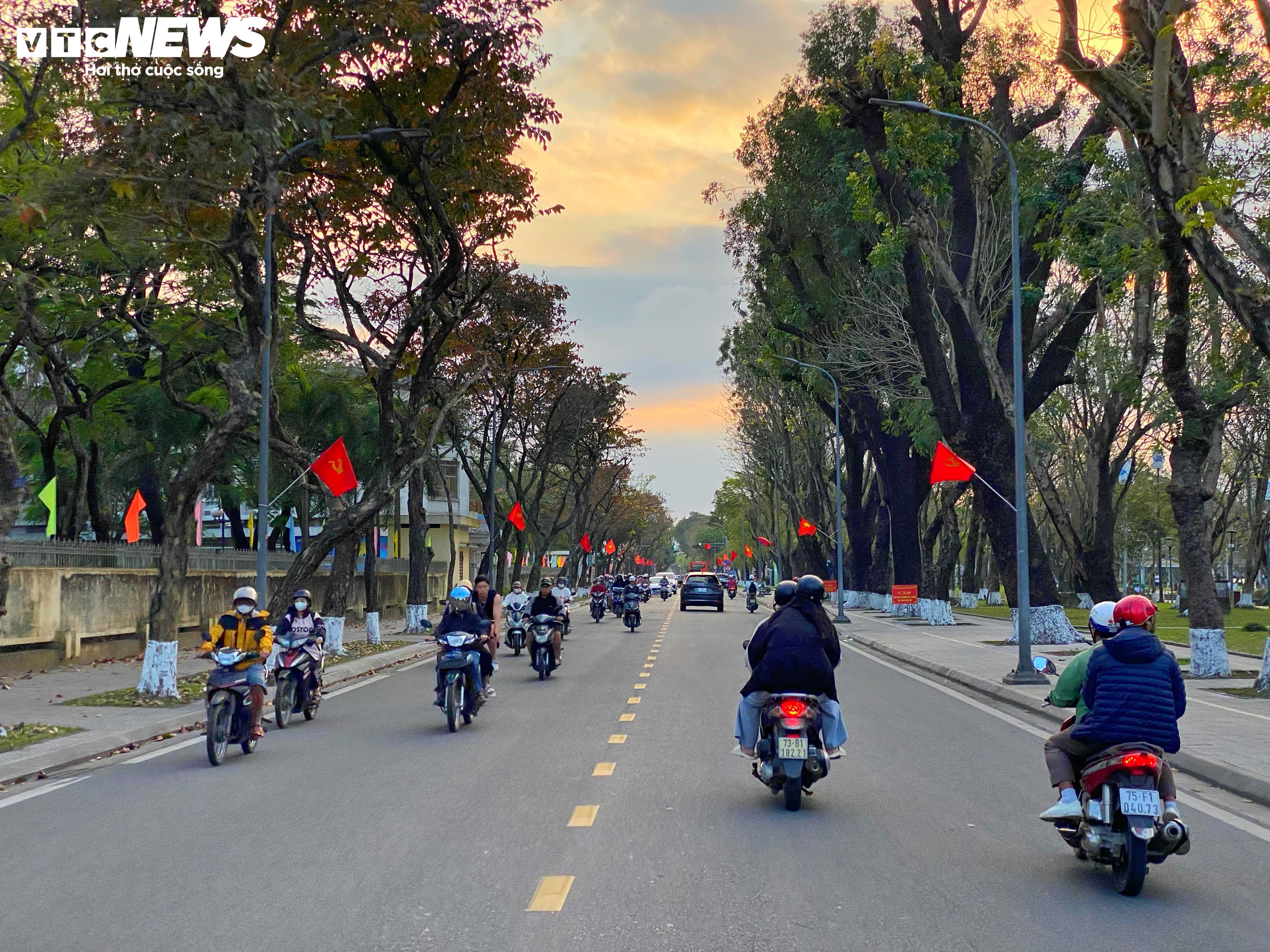 TP Huế rực rỡ cờ hoa chào mừng Đại hội XIV của Đảng - 2