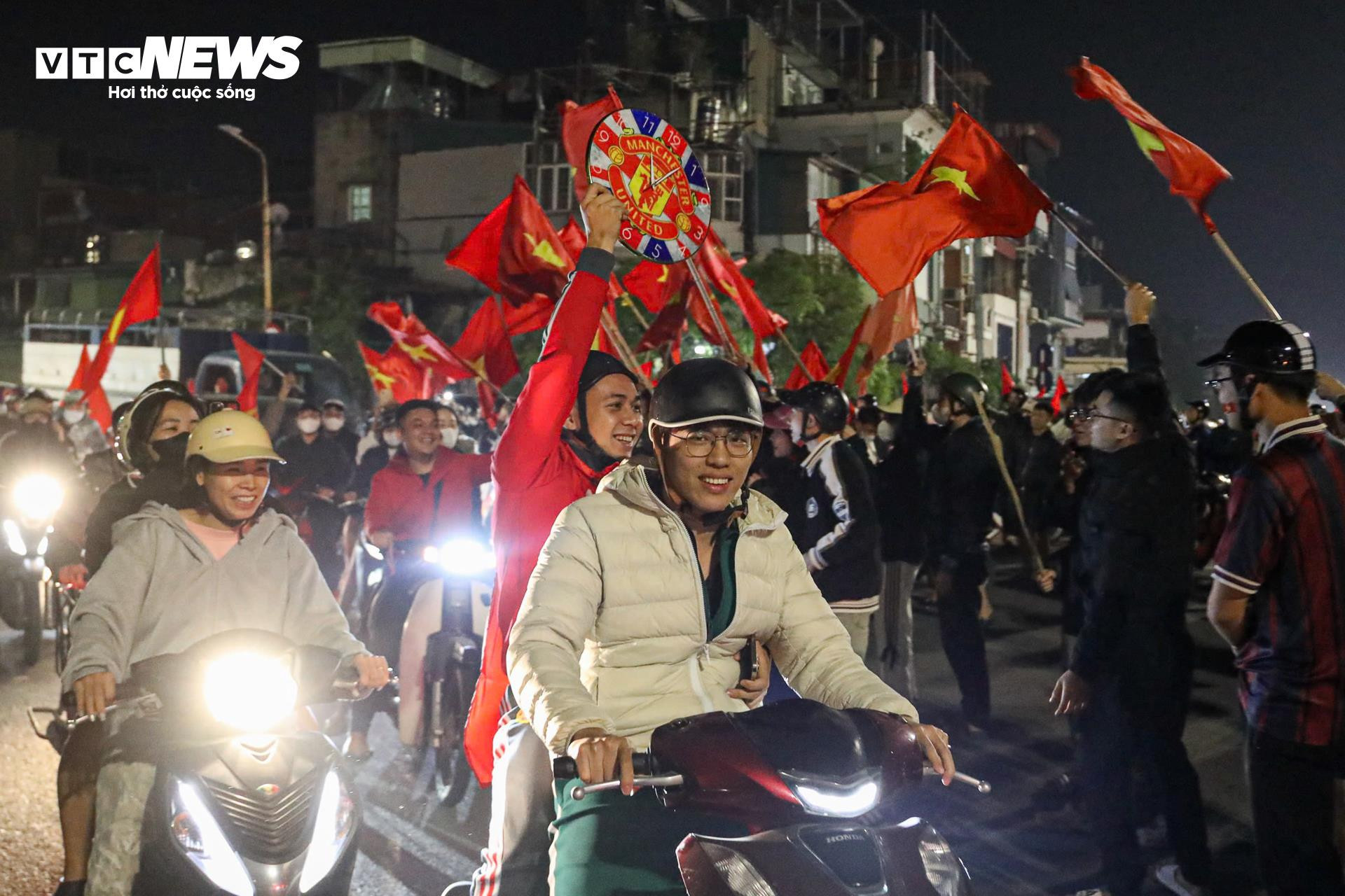 Hơn 3h sáng, cờ đỏ sao vàng nhuộm kín phố Hà Nội mừng U23 Việt Nam vào bán kết - 12