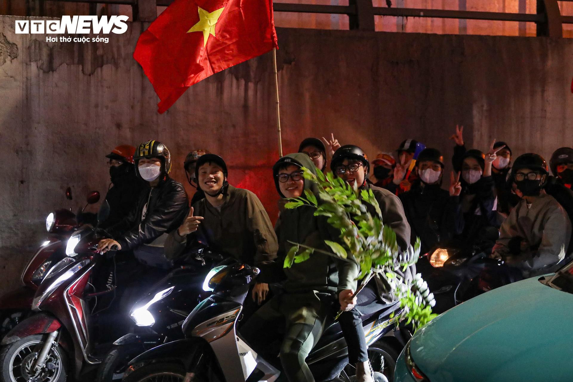 Hơn 3h sáng, cờ đỏ sao vàng nhuộm kín phố Hà Nội mừng U23 Việt Nam vào bán kết - 13