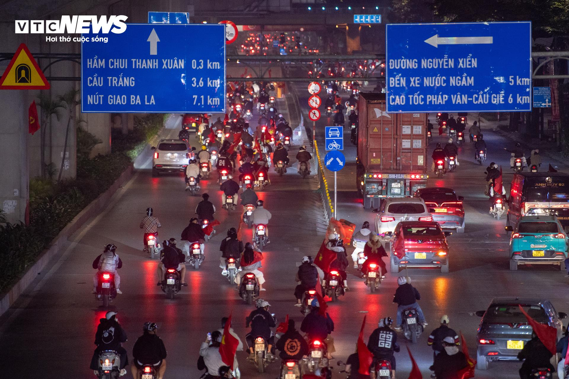 Hơn 3h sáng, cờ đỏ sao vàng nhuộm kín phố Hà Nội mừng U23 Việt Nam vào bán kết - 14