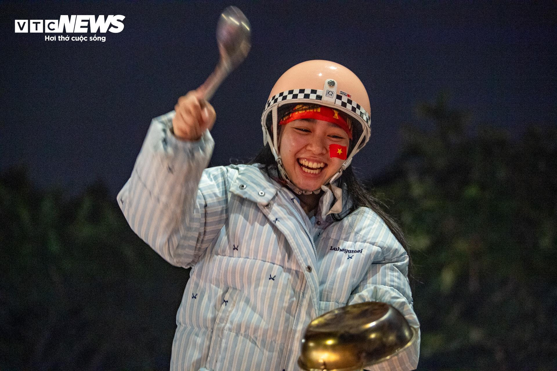 Hơn 3h sáng, cờ đỏ sao vàng nhuộm kín phố Hà Nội mừng U23 Việt Nam vào bán kết - 4