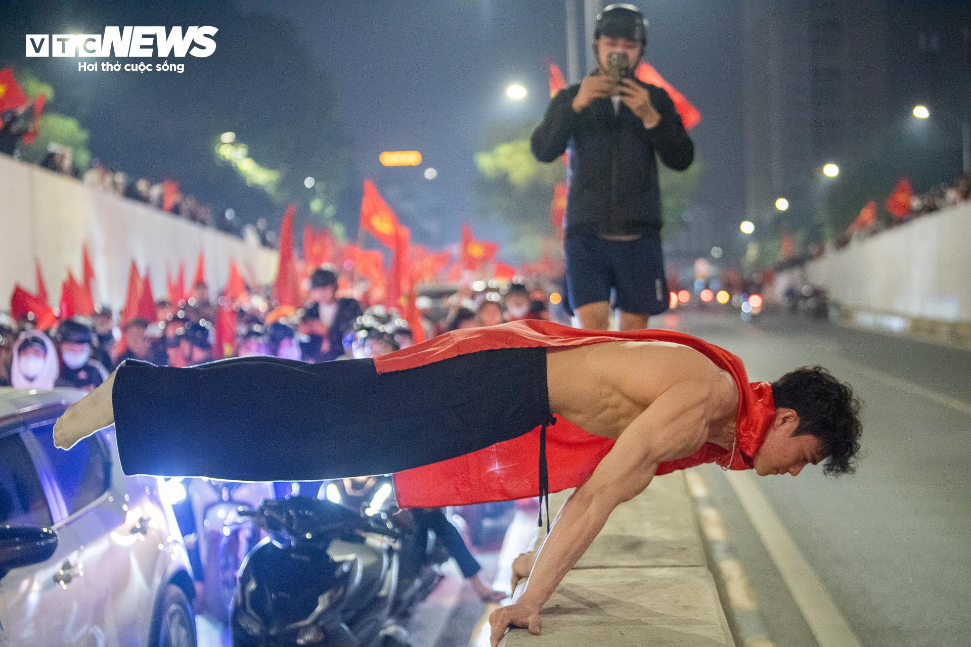 Hơn 3h sáng, cờ đỏ sao vàng nhuộm kín phố Hà Nội mừng U23 Việt Nam vào bán kết - 10