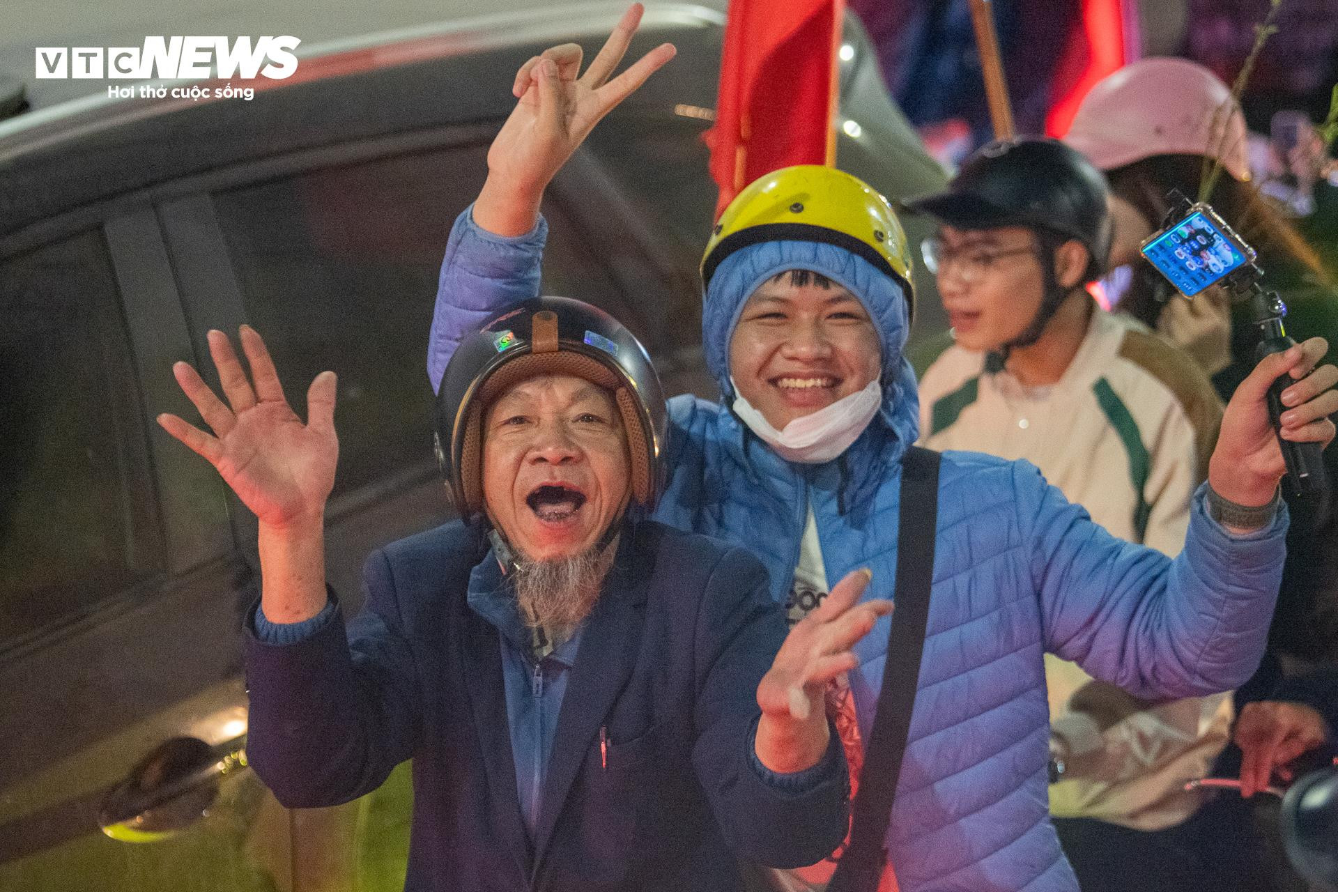 Hơn 3h sáng, cờ đỏ sao vàng nhuộm kín phố Hà Nội mừng U23 Việt Nam vào bán kết - 7