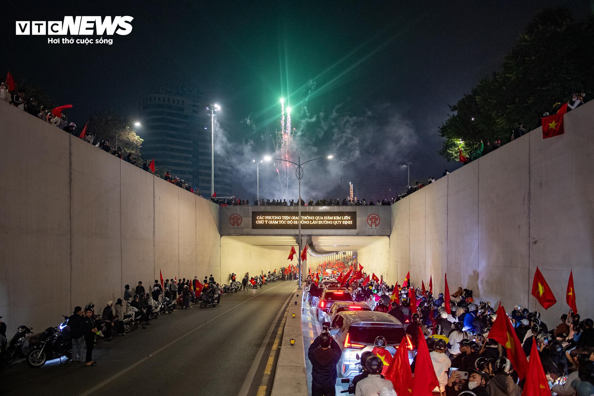 Hơn 3h sáng, cờ đỏ sao vàng nhuộm kín phố Hà Nội mừng U23 Việt Nam vào bán kết - 15