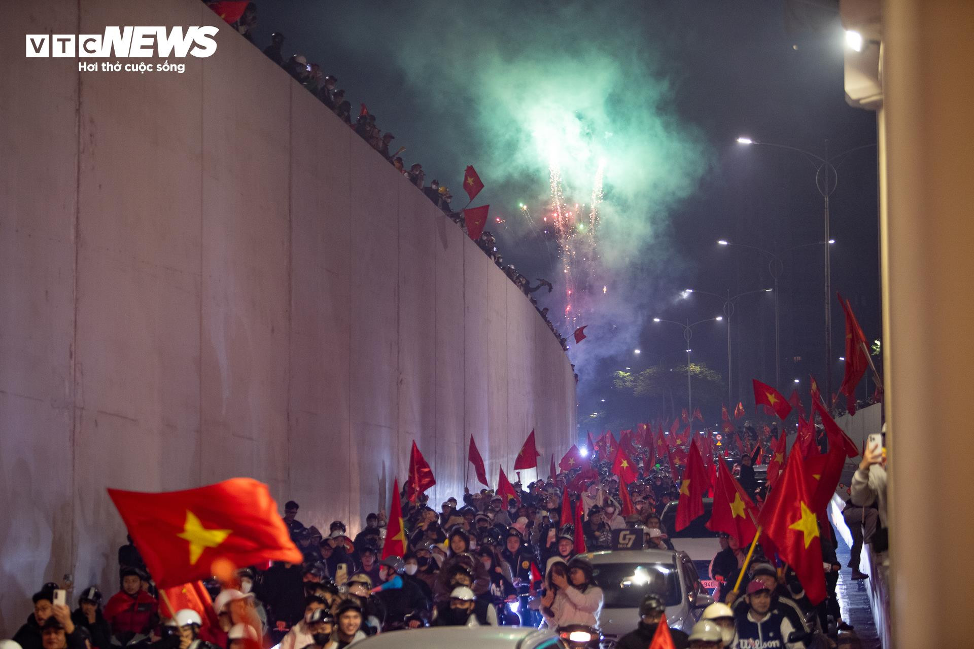 Hơn 3h sáng, cờ đỏ sao vàng nhuộm kín phố Hà Nội mừng U23 Việt Nam vào bán kết - 1