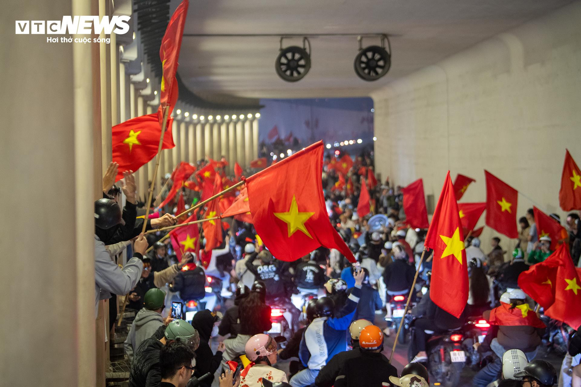 Hơn 3h sáng, cờ đỏ sao vàng nhuộm kín phố Hà Nội mừng U23 Việt Nam vào bán kết - 2