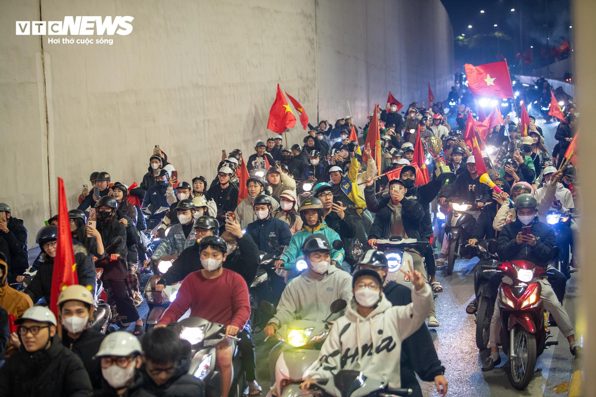 Hơn 3h sáng, cờ đỏ sao vàng nhuộm kín phố Hà Nội mừng U23 Việt Nam vào bán kết - 5