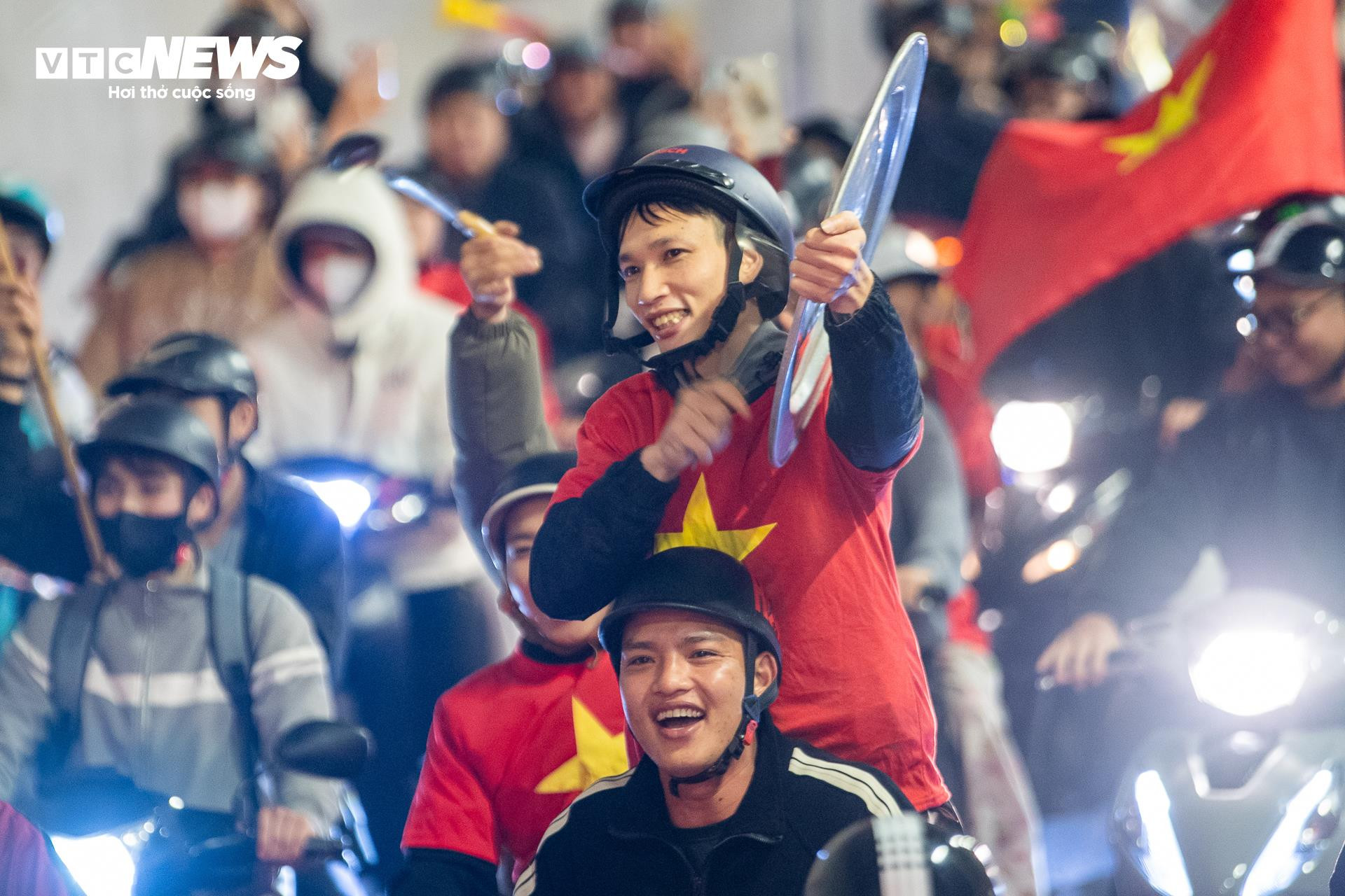 Hơn 3h sáng, cờ đỏ sao vàng nhuộm kín phố Hà Nội mừng U23 Việt Nam vào bán kết - 3