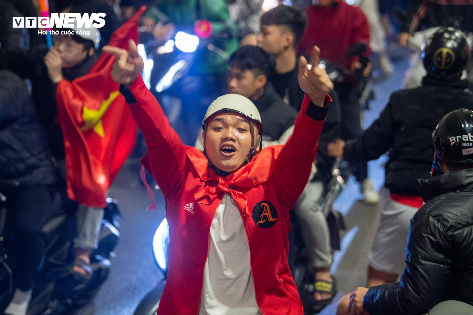 Hơn 3h sáng, cờ đỏ sao vàng nhuộm kín phố Hà Nội mừng U23 Việt Nam vào bán kết - 6