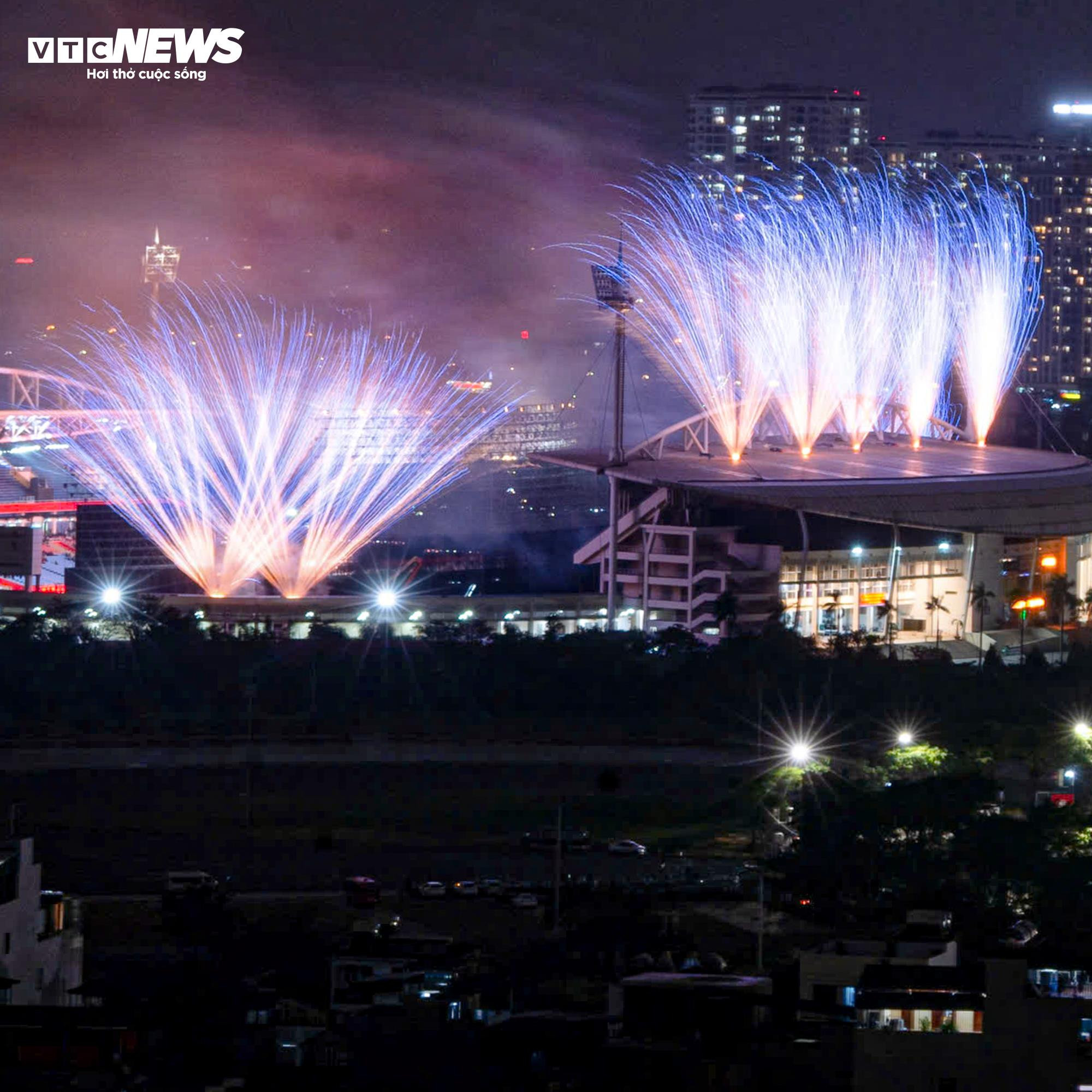 Pháo hoa rực sáng bầu trời Thủ đô trong buổi tổng duyệt chương trình mừng Đại hội XIV của Đảng - 5