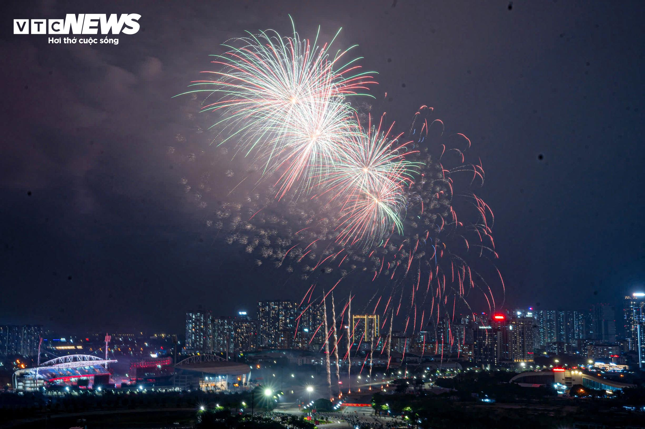 Pháo hoa rực sáng bầu trời Thủ đô trong buổi tổng duyệt chương trình mừng Đại hội XIV của Đảng - 11