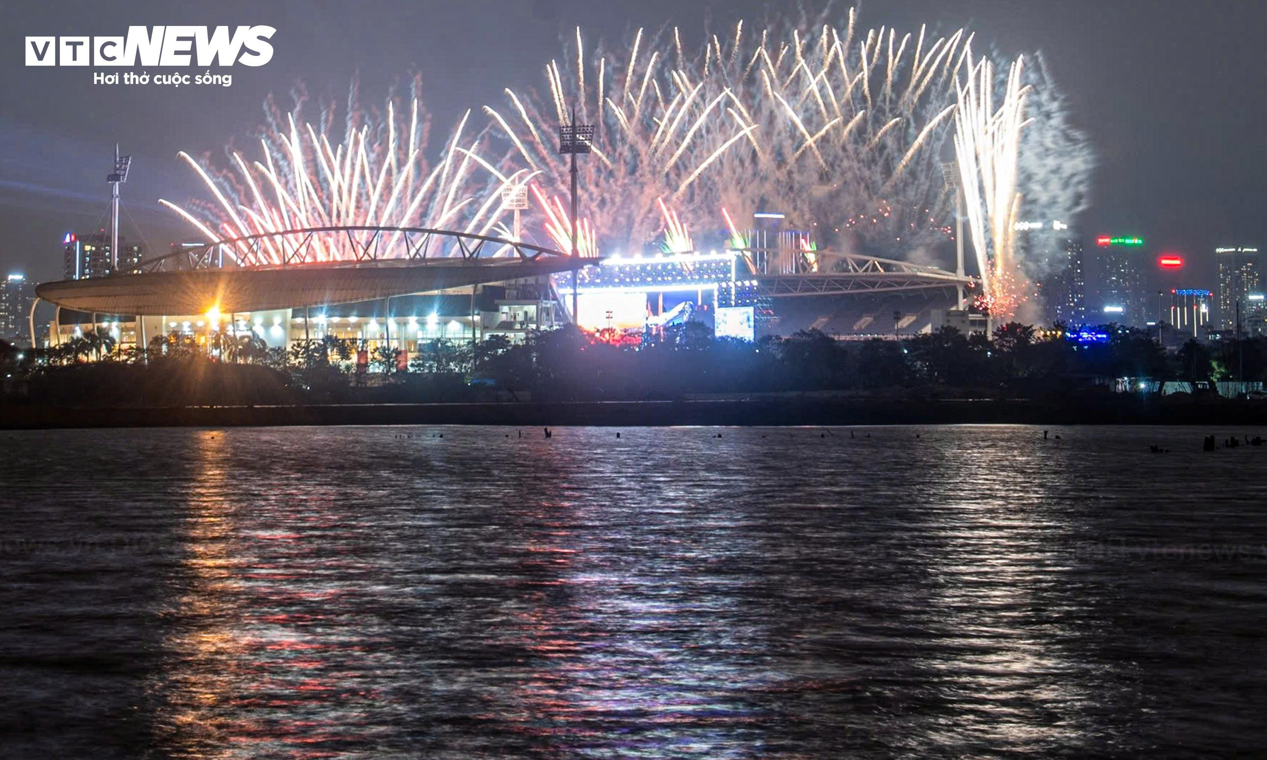 Pháo hoa rực sáng bầu trời Thủ đô trong buổi tổng duyệt chương trình mừng Đại hội XIV của Đảng - 4