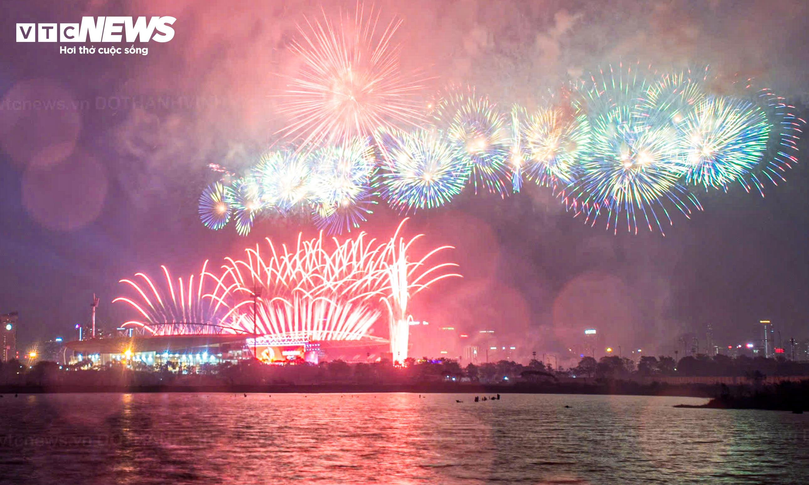 Pháo hoa rực sáng bầu trời Thủ đô trong buổi tổng duyệt chương trình mừng Đại hội XIV của Đảng - 3