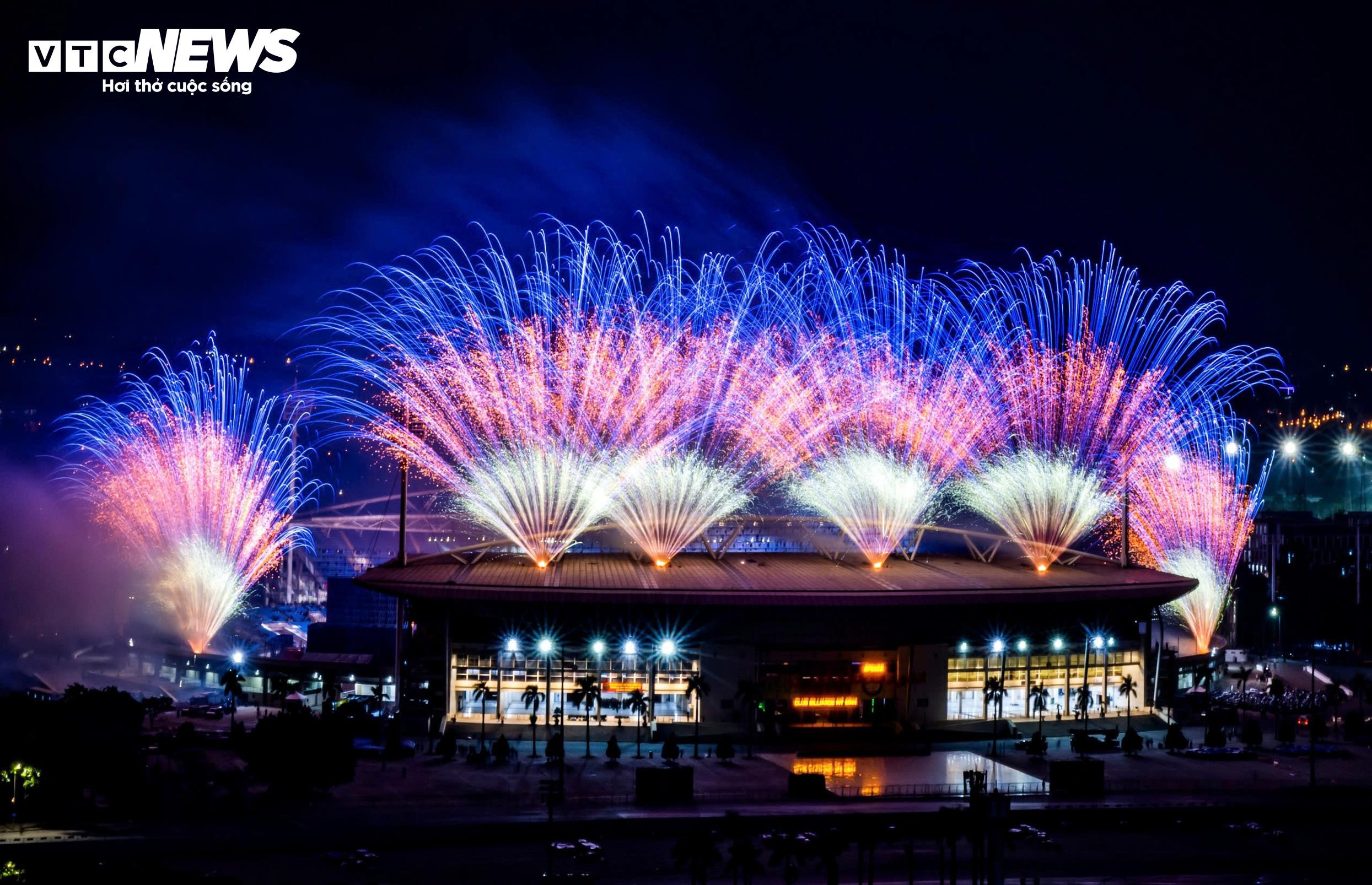 Pháo hoa rực sáng bầu trời Thủ đô trong buổi tổng duyệt chương trình mừng Đại hội XIV của Đảng - 6