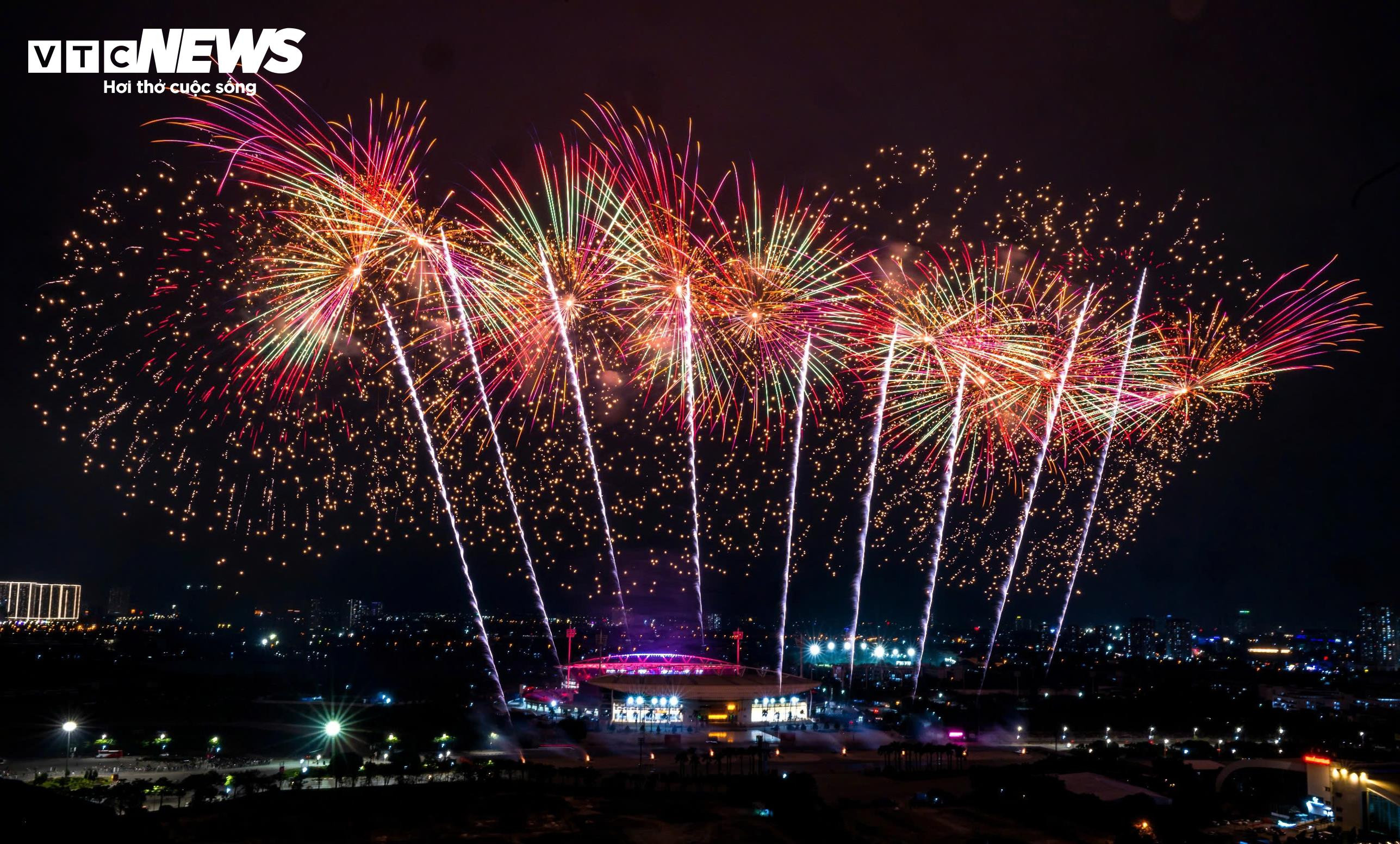 Pháo hoa rực sáng bầu trời Thủ đô trong buổi tổng duyệt chương trình mừng Đại hội XIV của Đảng - 9