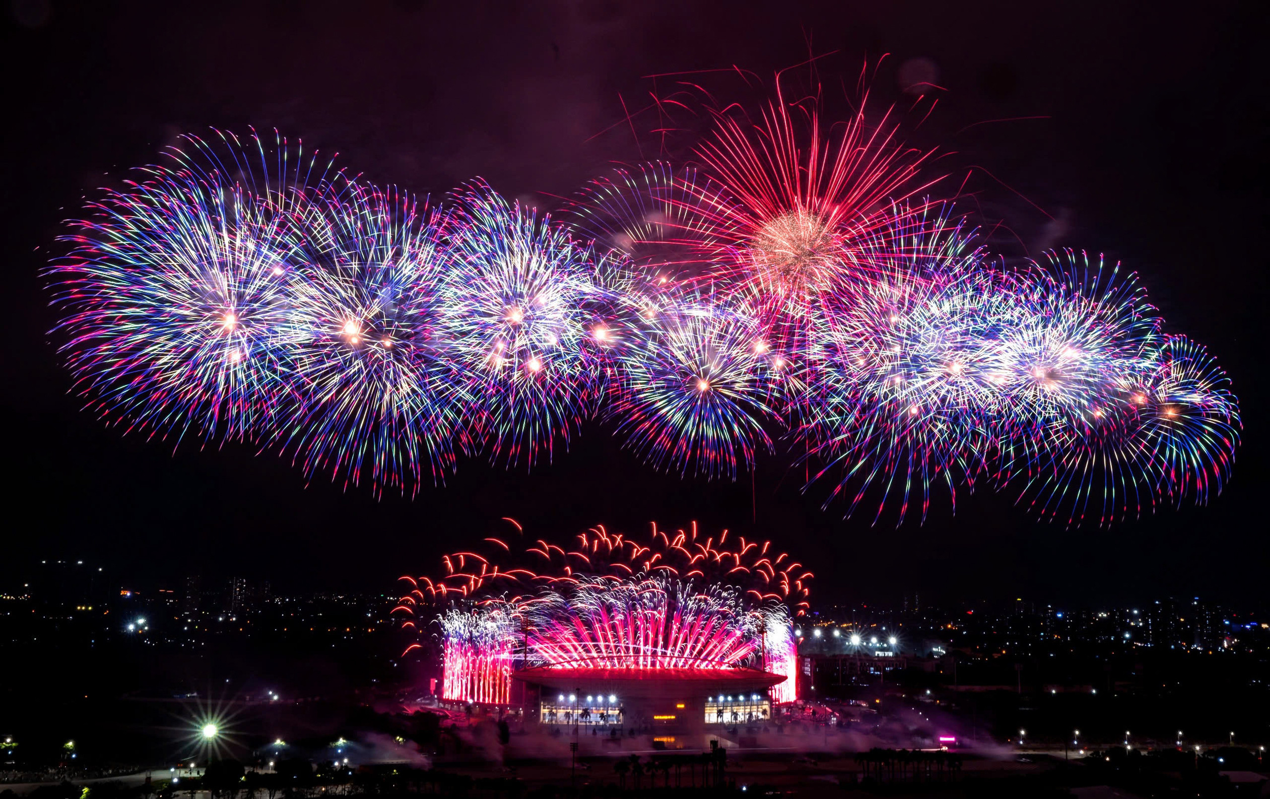 Pháo hoa rực sáng bầu trời Thủ đô trong buổi tổng duyệt chương trình mừng Đại hội XIV của Đảng - 7