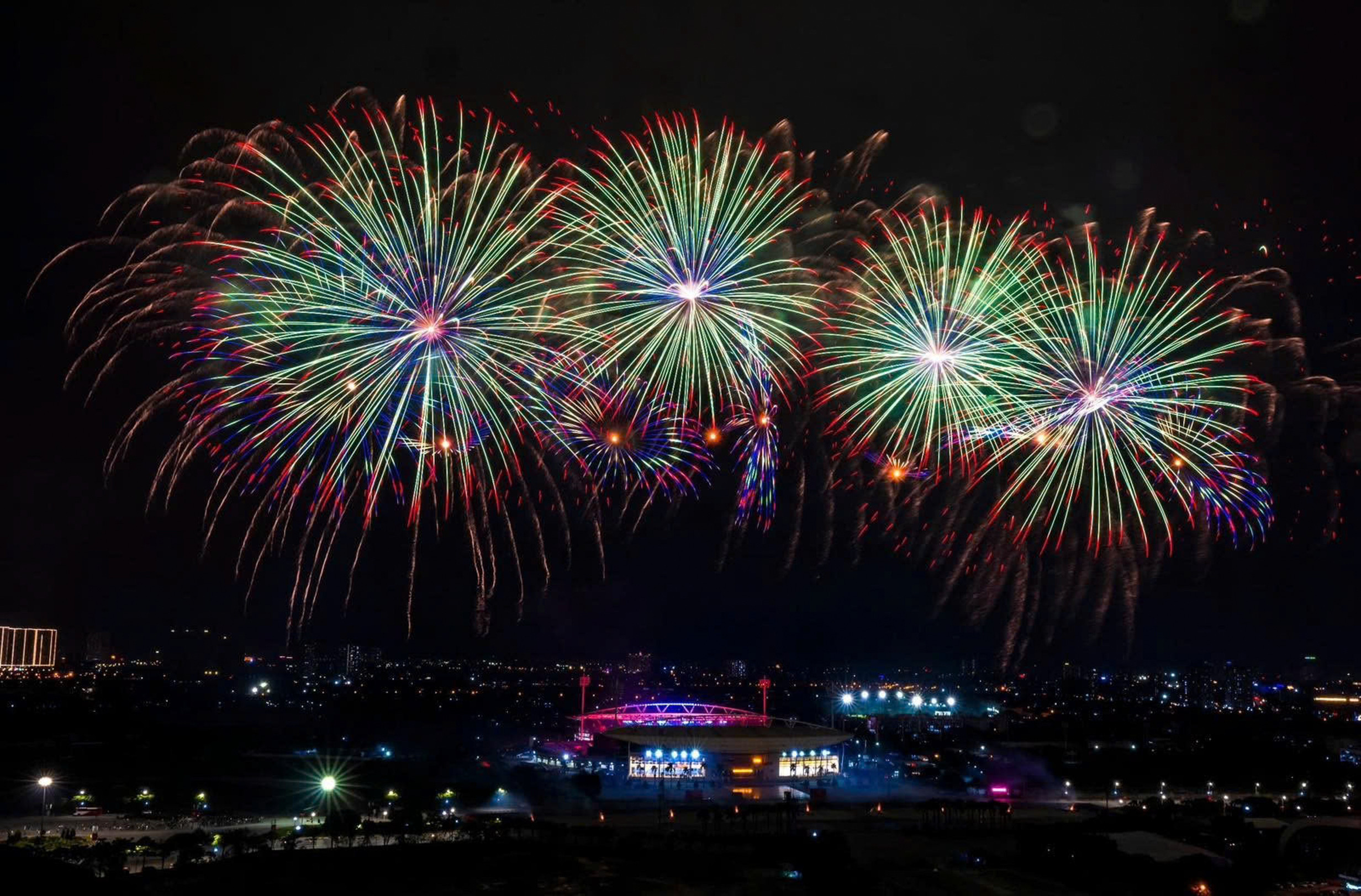 Pháo hoa rực sáng bầu trời Thủ đô trong buổi tổng duyệt chương trình mừng Đại hội XIV của Đảng - 8