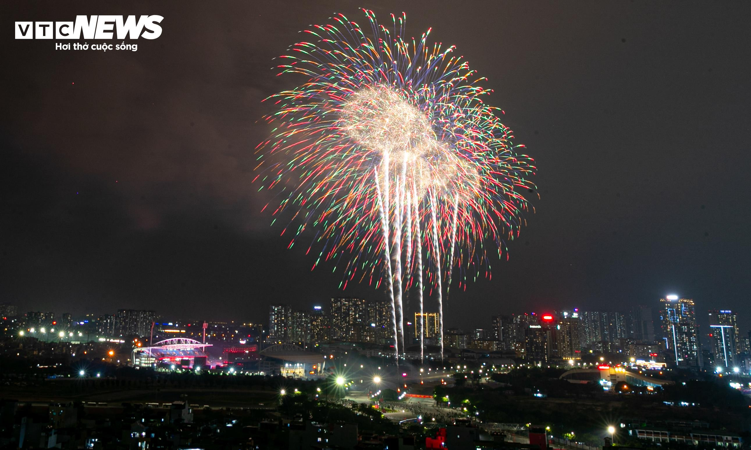 Pháo hoa rực sáng bầu trời Thủ đô trong buổi tổng duyệt chương trình mừng Đại hội XIV của Đảng - 12