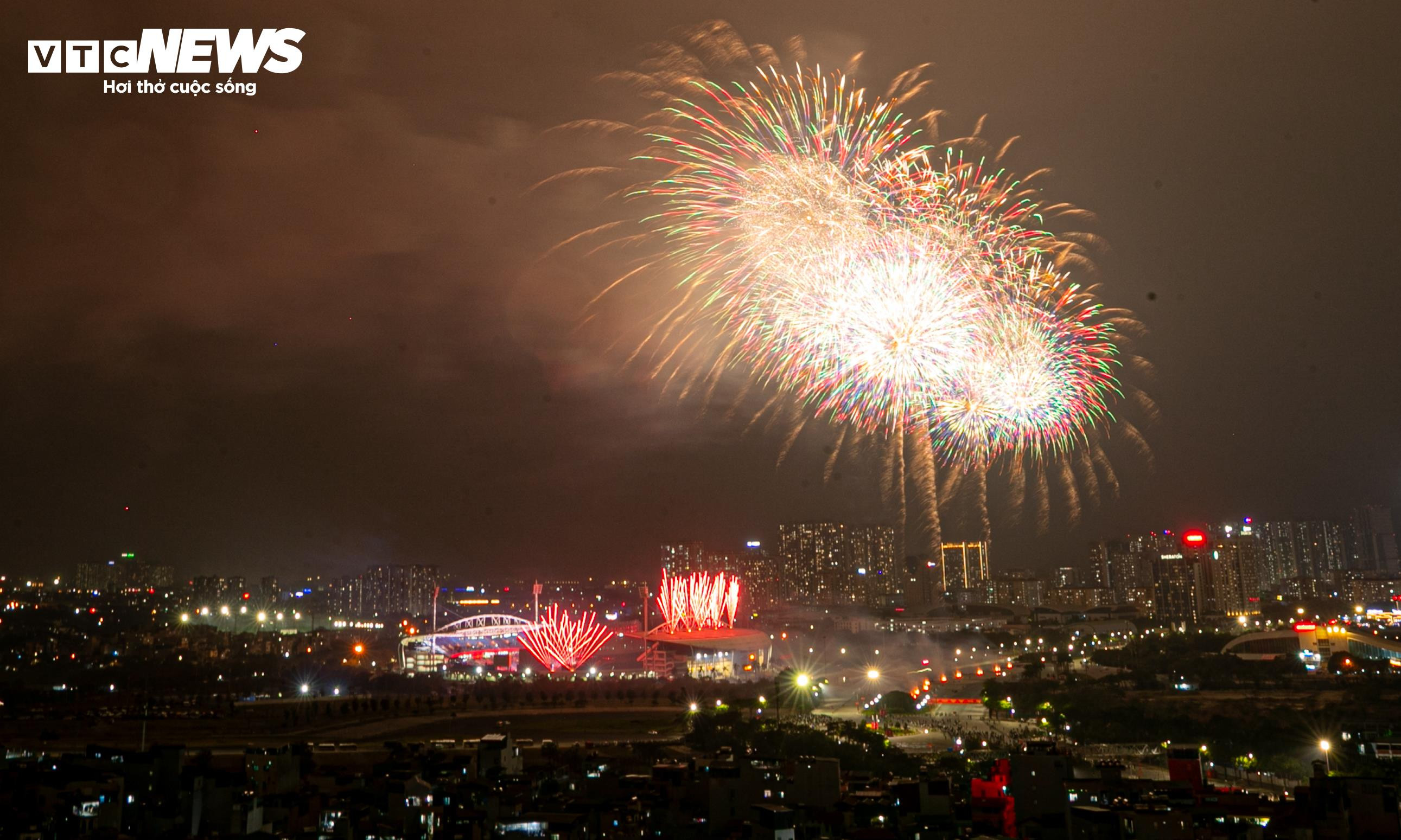 Pháo hoa rực sáng bầu trời Thủ đô trong buổi tổng duyệt chương trình mừng Đại hội XIV của Đảng - 14