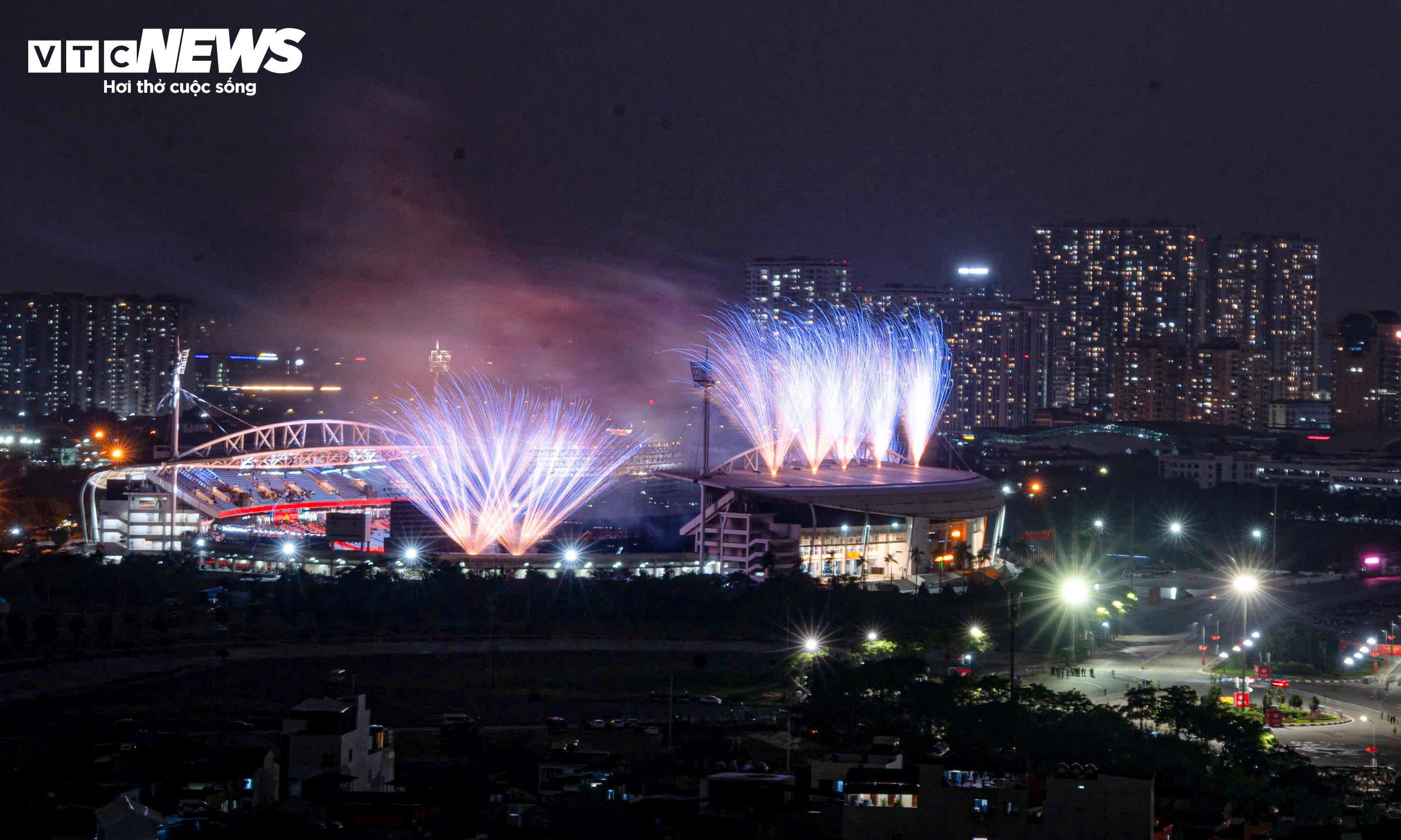 Pháo hoa rực sáng bầu trời Thủ đô trong buổi tổng duyệt chương trình mừng Đại hội XIV của Đảng - 1