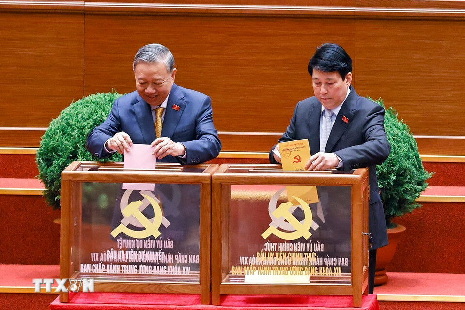 Tổng Bí thư Tô Lâm và Chủ tịch nước Lương Cường bỏ phiếu bầu các Ủy viên Trung ương chính chức và các Ủy viên dự khuyết Ban Chấp hành Trung ương Đảng khóa XIV. (Ảnh: TTXVN)