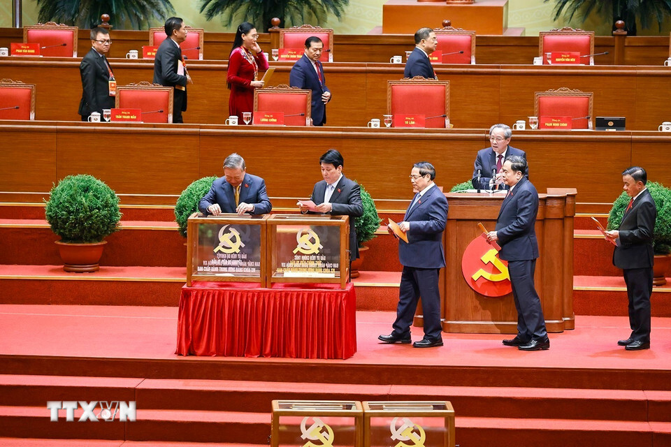 Tổng Bí thư Tô Lâm cùng các đồng chí lãnh đạo Đảng và Nhà nước bỏ phiếu bầu Ủy viên Trung ương chính chức và Ủy viên dự khuyết Ban Chấp hành Trung ương Đảng khóa XIV. (Ảnh: TTXVN)